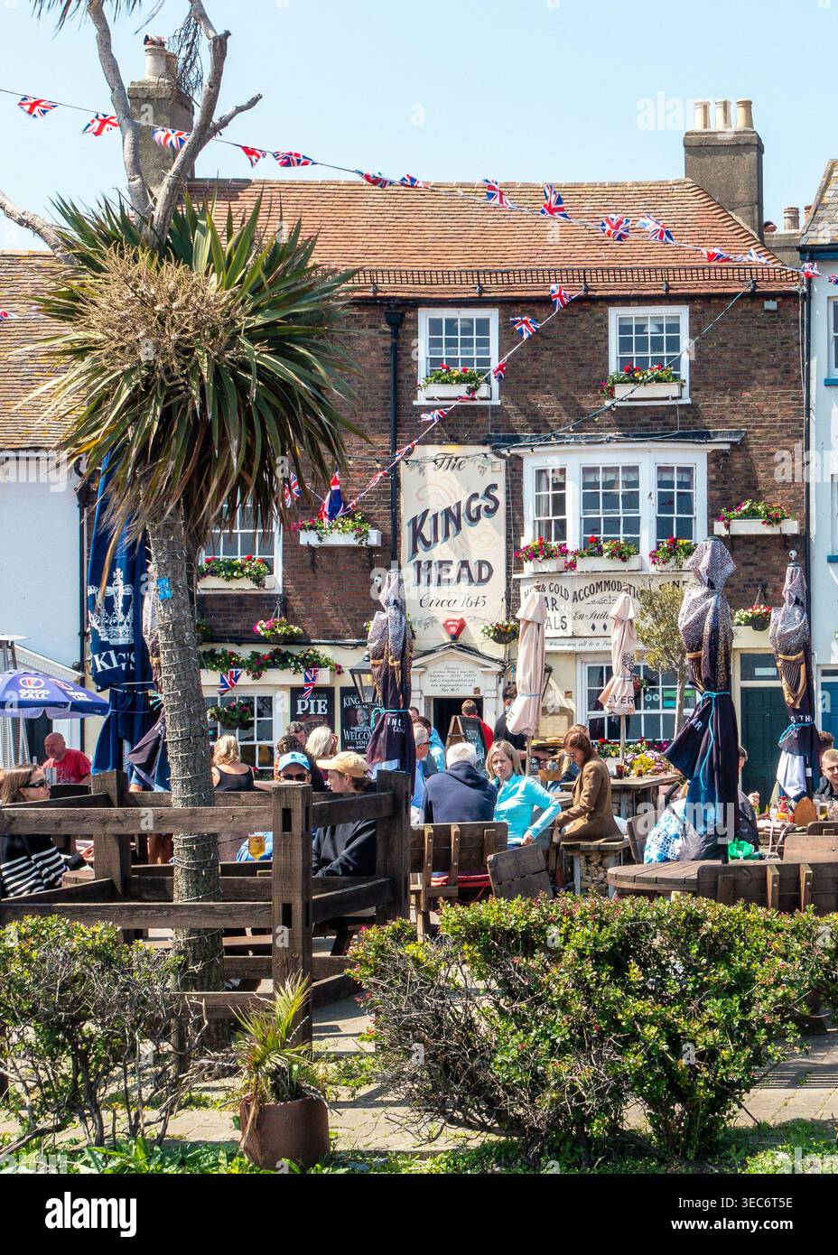 Kings Head; pub; Deal; lungomare; Drinkers; ristoranti; all'aperto; ristoranti; Deal; Kent; Inghilterra; immagini di baxwalker immagini di viaggio di bax walker; Alamy Foto Stock