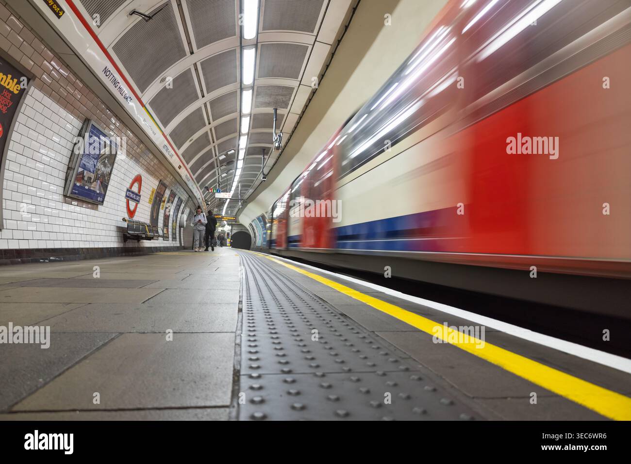 Treno veloce in una stazione della metropolitana. Londra, Regno Unito, 1° aprile 2024 Foto Stock