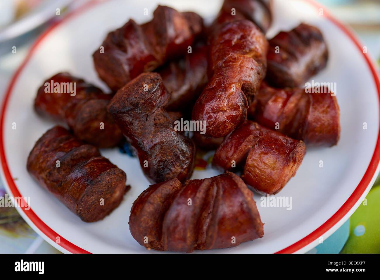 immagine di salsicce ben fritte su un piatto Foto Stock