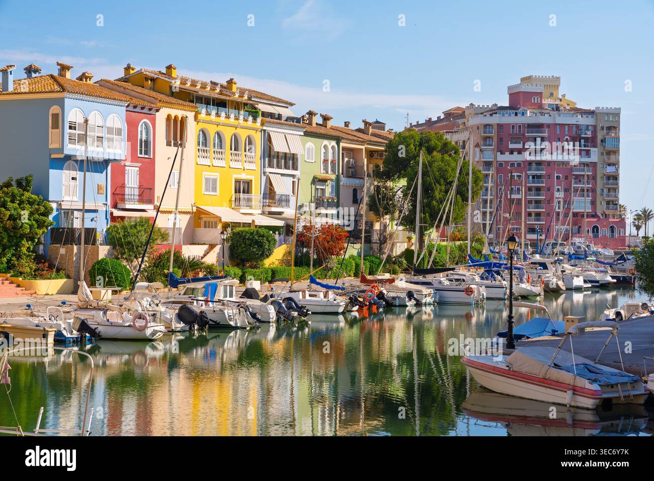 Giornata di sole a Port Saplaya, un pittoresco villaggio turistico con un porticciolo sulle rive del Mar Mediterraneo a Valencia, Spagna Foto Stock