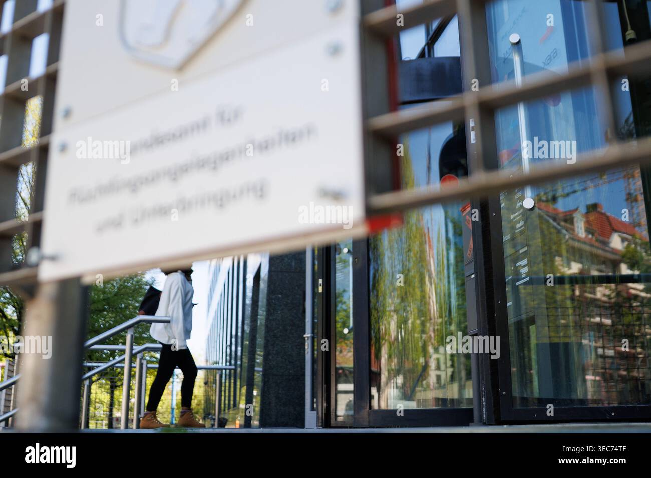 Berlino, Germania. 29 aprile 2026. Il cartello con il nuovo nome Landesamt für Flüchtlingsangelegenheiten und Unterbringung (Ufficio di Stato per gli affari e la sistemazione per i rifugiati) è attaccato all'ingresso dell'edificio. Credito: Carsten Koall/dpa/Alamy Live News Foto Stock