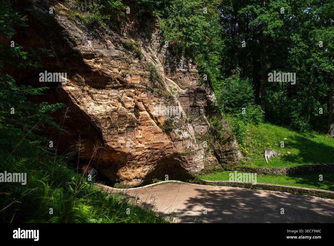 una bellissima grotta descritta in un parco di argille in una giornata di sole Foto Stock