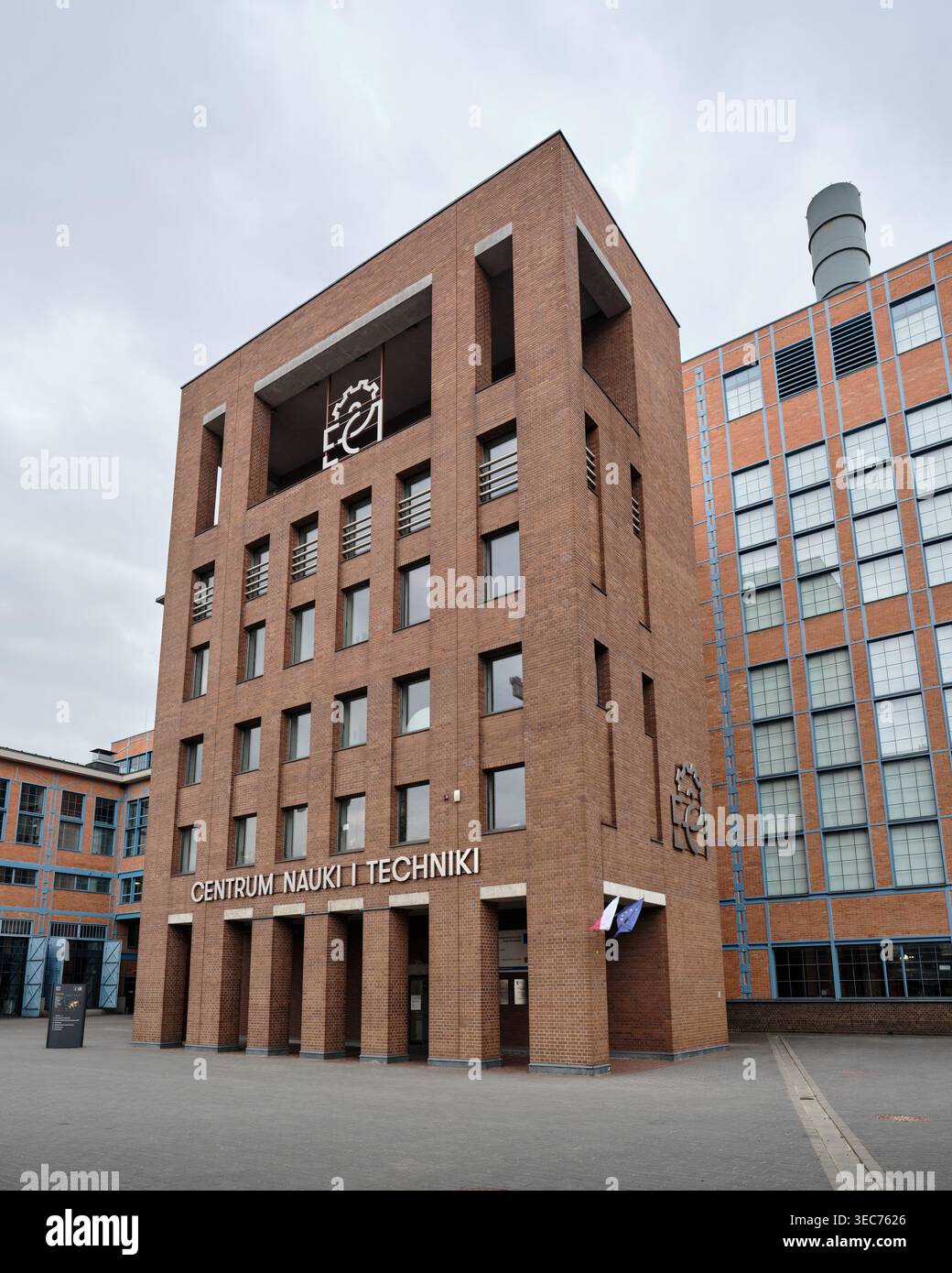 Lodz, Polonia - 3 aprile 2026: Centro EC1 per la scienza e la tecnologia in un complesso post-industriale in mattoni rossi. Foto Stock