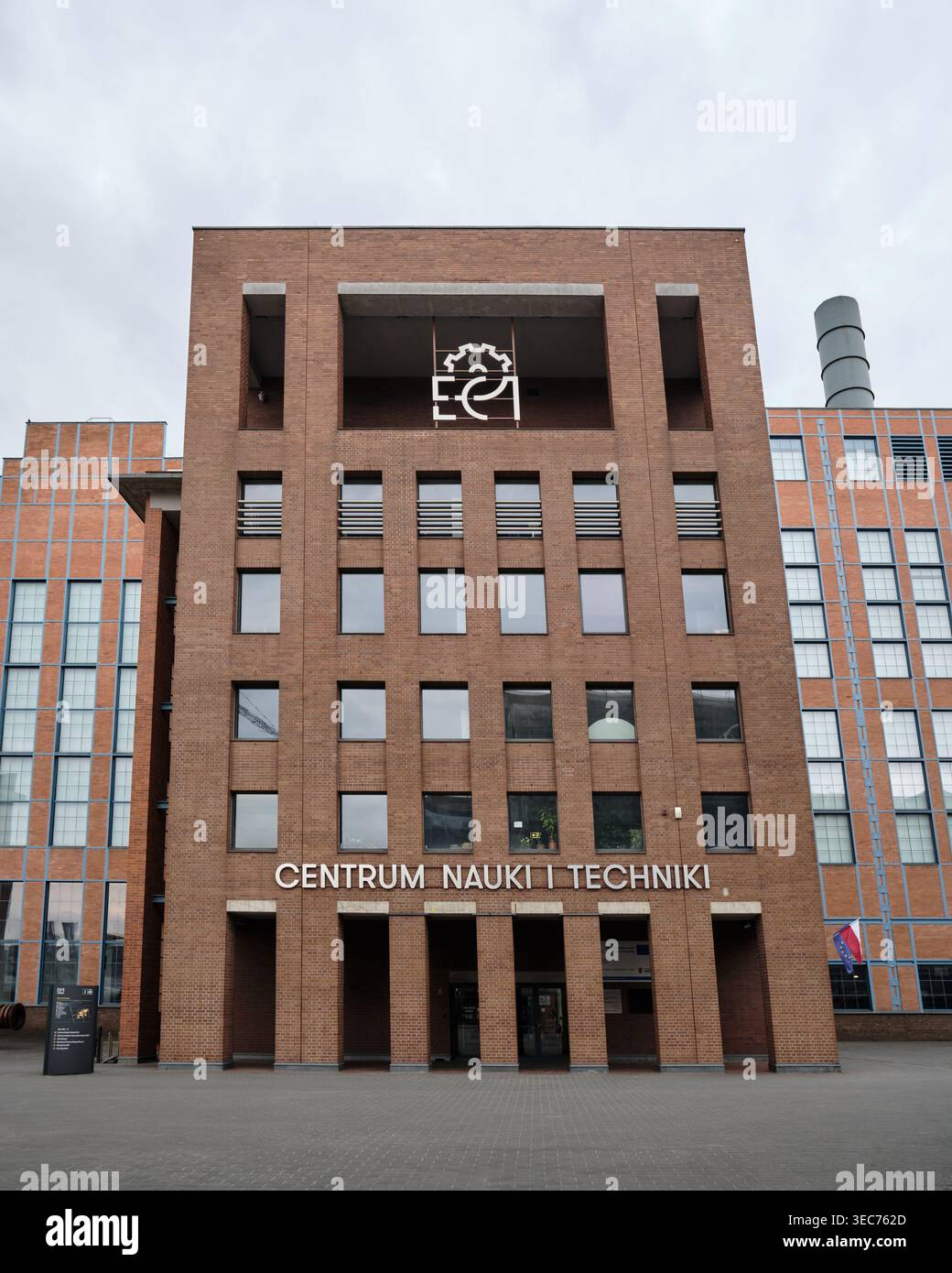 Lodz, Polonia - 3 aprile 2026: Facciata EC1 Centre for Science and Technology, un edificio di istruzione post-industriale in mattoni rossi. Foto Stock