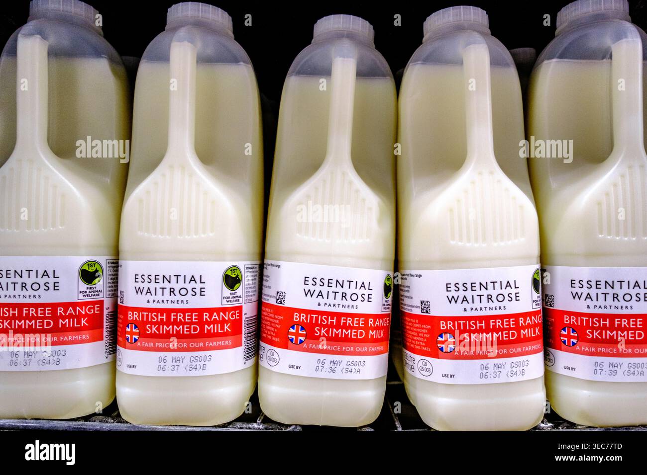 Londra Regno Unito, aprile 29 2026, Essential Waitrose Free Range bottiglie di latte scremato senza persone Foto Stock