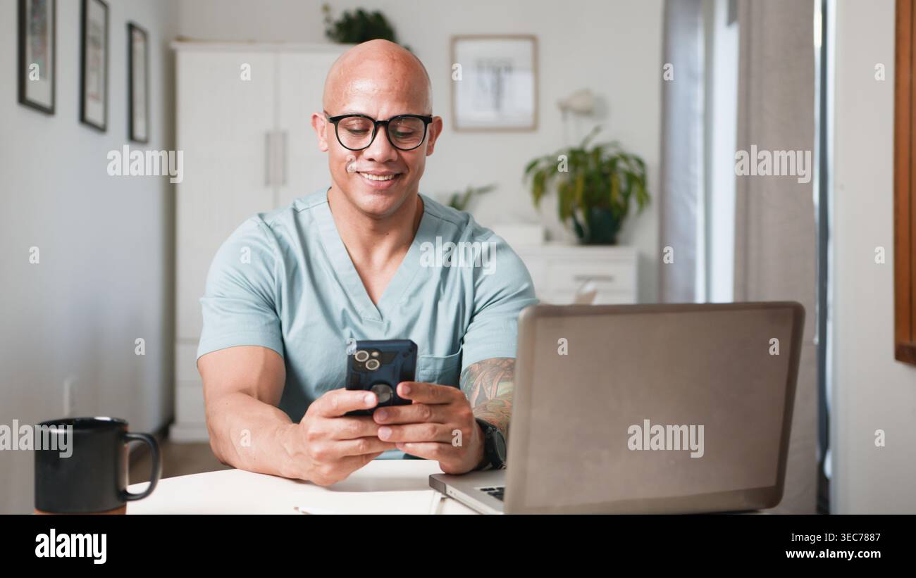 Professionista sanitario sorridente utilizzando smartphone e laptop per la consulenza in telemedicina in Home Office Foto Stock