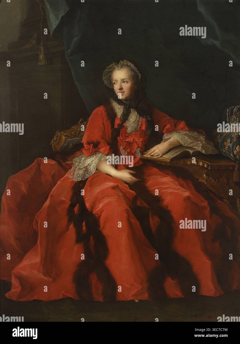Ritratto della regina Maria Leszczyńska, Jean-Marc Nattier 1685–1766 copia pittore, pittura francese, ritratti, ritratti femminili, ritratti in pied, Maria Leszczyńska Regina di Francia; 1703–1768, ca. 1770, pittura, Una donna seduta che indossa un grande abito rosso con rifiniture in pelliccia scura e polsini e colletto in pizzo bianco, un velo nero sopra un cappello in pizzo, pelle pallida e un'espressione neutra, che poggia una mano su un libro aperto su un tavolo di legno e l'altra in grembo, seduta su una sedia intagliata ornata con tappezzeria oro e blu, un drappo scuro di tè appeso dietro di lei e uno sfondo oscuro e sfumato Foto Stock