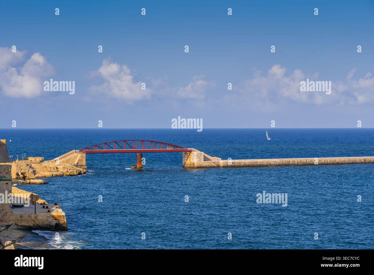 St. Elmo Bridge chiamato anche Breakwater Bridge a la Valletta, Malta. Passerella pedonale in acciaio con capriata ad arco a campata singola sul Mar Mediterraneo. Foto Stock