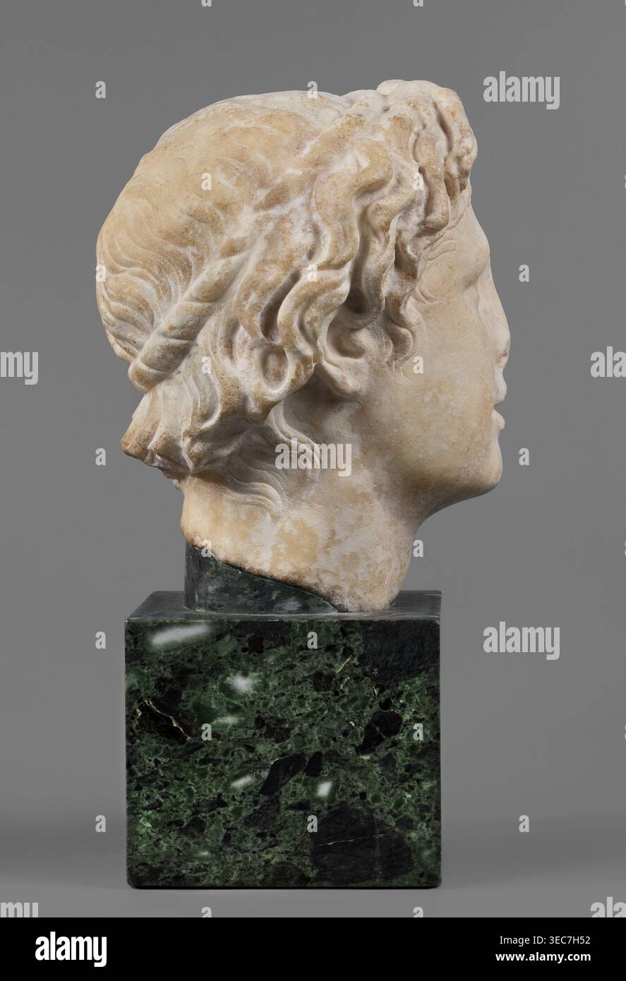 Capo di Alessandro Magno, sconosciuta bottega romana. Alessandro III il grande re di Macedonia; 356–323 a.C. Ritratto maschile, scultura romana, copia romana da un originale greco, testa. Descrizione: La testa di un giovane è chiaramente girata a sinistra in modo drammatico. La testa viene riflessa alla base del collo. Il viso è ovale; la struttura scheletrica non è enfatizzata. La bocca è prominente, con labbra leggermente separate. Il naso è dritto, riflesso sulla punta. Gli occhi sono a forma di mandorla, profondi; le sopracciglia sono espressive e sporgono fortemente sopra il bulbo oculare. La fronte è piatta, Foto Stock