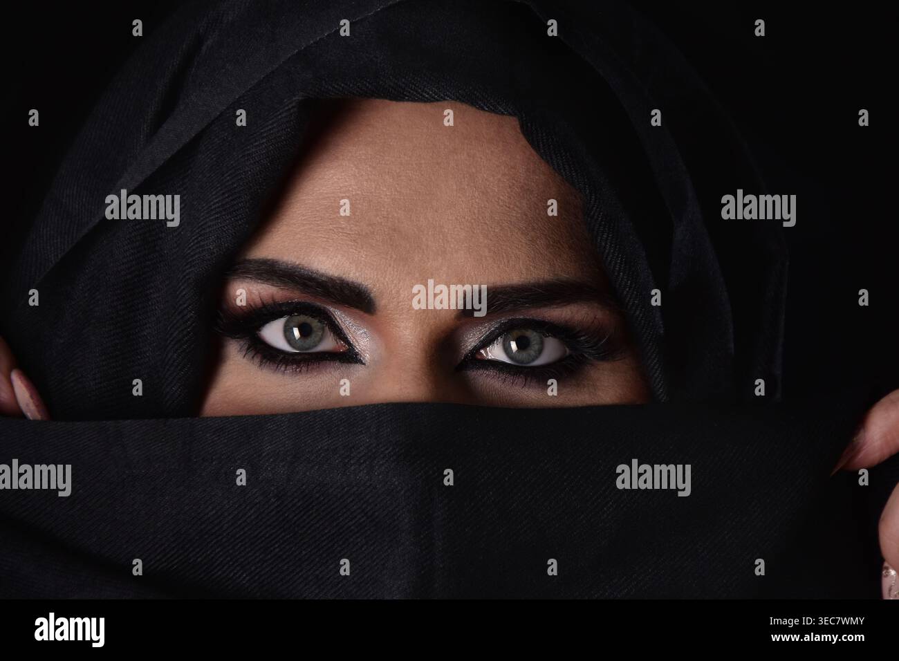 Misterioso primo piano oscuro di una bella donna coperta di velo nero Foto Stock