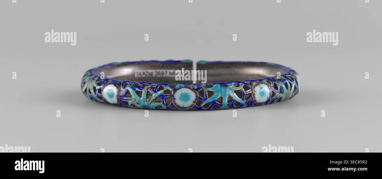 Bracciale, ornamenti, arte cinese, cultura cinese, ornamenti per donne, Qing 1644–1911, XIX secolo, Cina, gioielli, diametro 11,0 cm, bracciale circolare con apertura aperta, caratterizzato da una superficie esterna decorativa in traliccio intrecciato e motivi rotondi smaltati nelle tonalità del blu e del turchese, su una base metallica che appare grigio-argento; lo smalto mostra sfumature di blu chiaro e bianco all'interno dei motivi rotondi e contorni blu più scuro, con le aree reticolari che contengono forme turchesi floreali e accenti blu più scuro, il tutto appoggiato su uno sfondo grigio neutro. Foto Stock