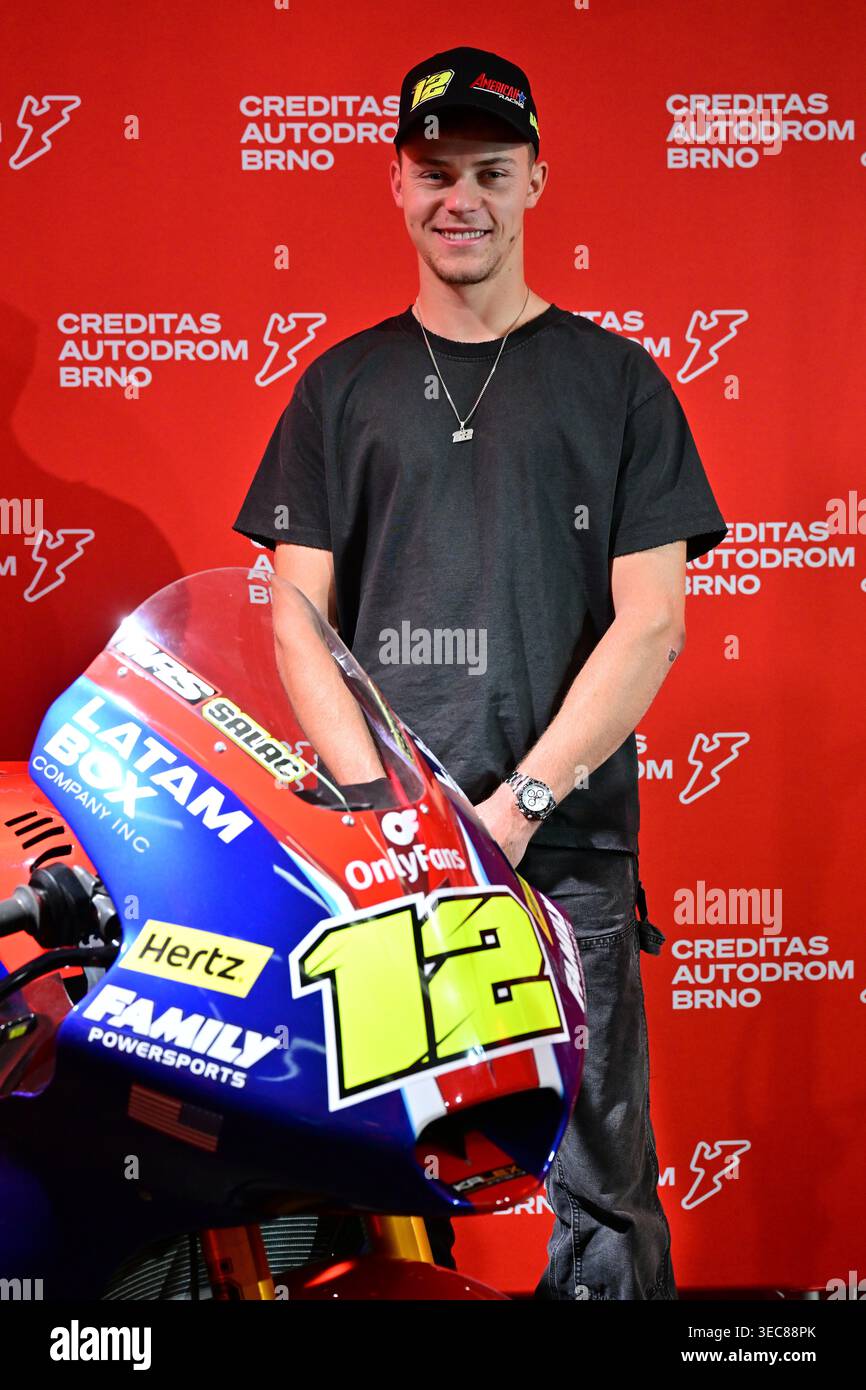Brno, Repubblica Ceca. 29 aprile 2026. Il circuito automobilistico di Brno sta cambiando il suo nome in CREDITAS Autodrom Brno. Accanto al nuovo nome, una nuova identità visiva svelata in una conferenza stampa tenutasi a Brno, Repubblica Ceca, il 29 aprile 2026. Il motociclista ceco Filip Salac posa per i fotografi. Crediti: Vaclav Salek/CTK Photo/Alamy Live News Foto Stock
