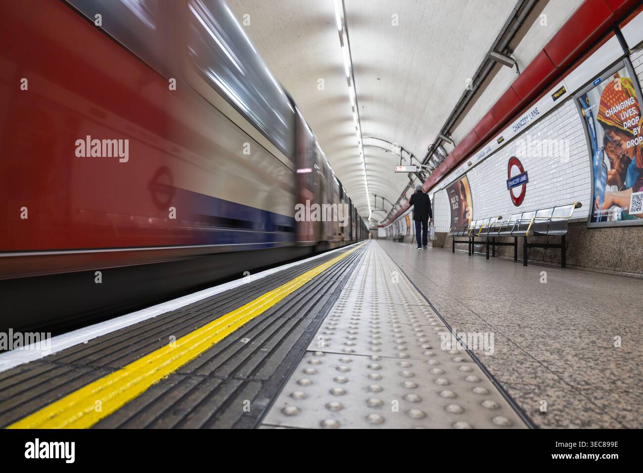 Treno della metropolitana in rapido movimento alla piattaforma della stazione della metropolitana. Londra, Regno Unito, 1° aprile 2024 Foto Stock