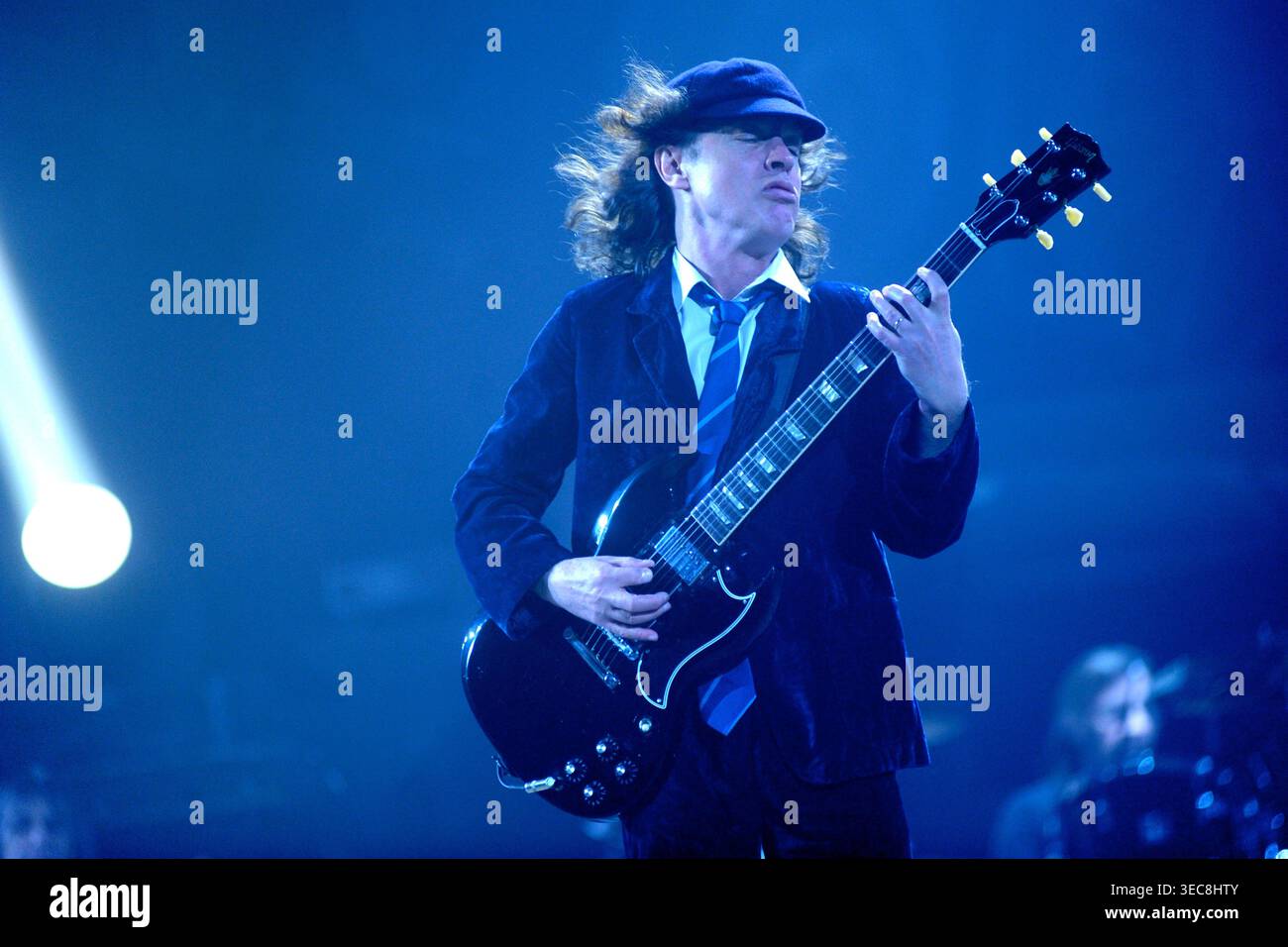 Angus Young si esibisce con AC/DC al Frank Erwin Center, Austin, Texas, 6 novembre 2009. (Foto di John Anderson/The Austin Chronicle) Foto Stock