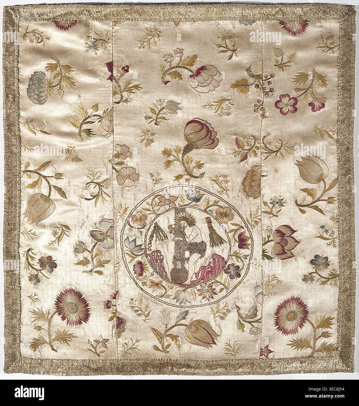 Velluto composto da tre frammenti di raso crema bianca, ricamato. Al di sotto della metà dell'altezza in un medaglione si trova una raffigurazione di Cristo in una colonna Flagellation of Christ iconography, incorniciata da rametti floreali. Sfondo con motivi di rametti floreali di varie dimensioni, compresi tulipani, rose, peonie, crisantemi, gigli, gigli della valle e ciuffi con bacche e fragole selvatiche. Impreziosito da galopone dorato. Fodera in tessuto di cotone a trama semplice. Ricami piatti con filati di seta in raso, cordoncino e cuciture per striscioni, nonché fili in metallo oro e argento in un punto disposto. Filato di seta in rosso Foto Stock