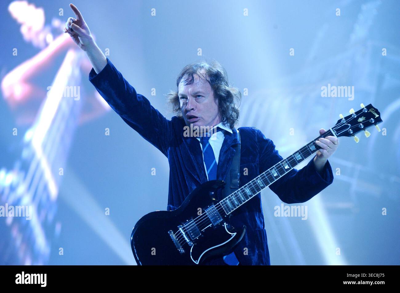 Angus Young si esibisce con AC/DC al Frank Erwin Center, Austin, Texas, 6 novembre 2009. (Foto di John Anderson/The Austin Chronicle) Foto Stock