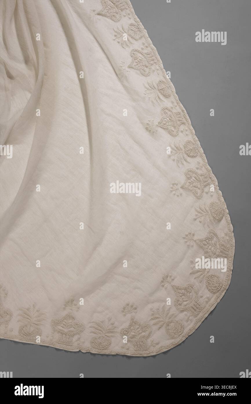 Vestiti con il treno, Ludwika Regina di Prussia; 1776–1810 — souvenir. Abito in muschio bianco, vita alta, con trenino, ricamato. Scollatura quadrata profonda, con coulisse sul davanti. Maniche da tre quarti, raccolte in alto, svasate in basso, inserite. Gonna cucita al corpetto, stretta sul davanti, più piena sul retro, con un lungo treno. Facciata decorata con ricami: Tra due file di cesti di fiori stilizzati si trovano piccole sparse di pois. Le maniche presentano inserti ricamati con motivi geometrici più piccoli. Orlo e trenino decorati con cesti di fiori stilizzati. Treni Foto Stock