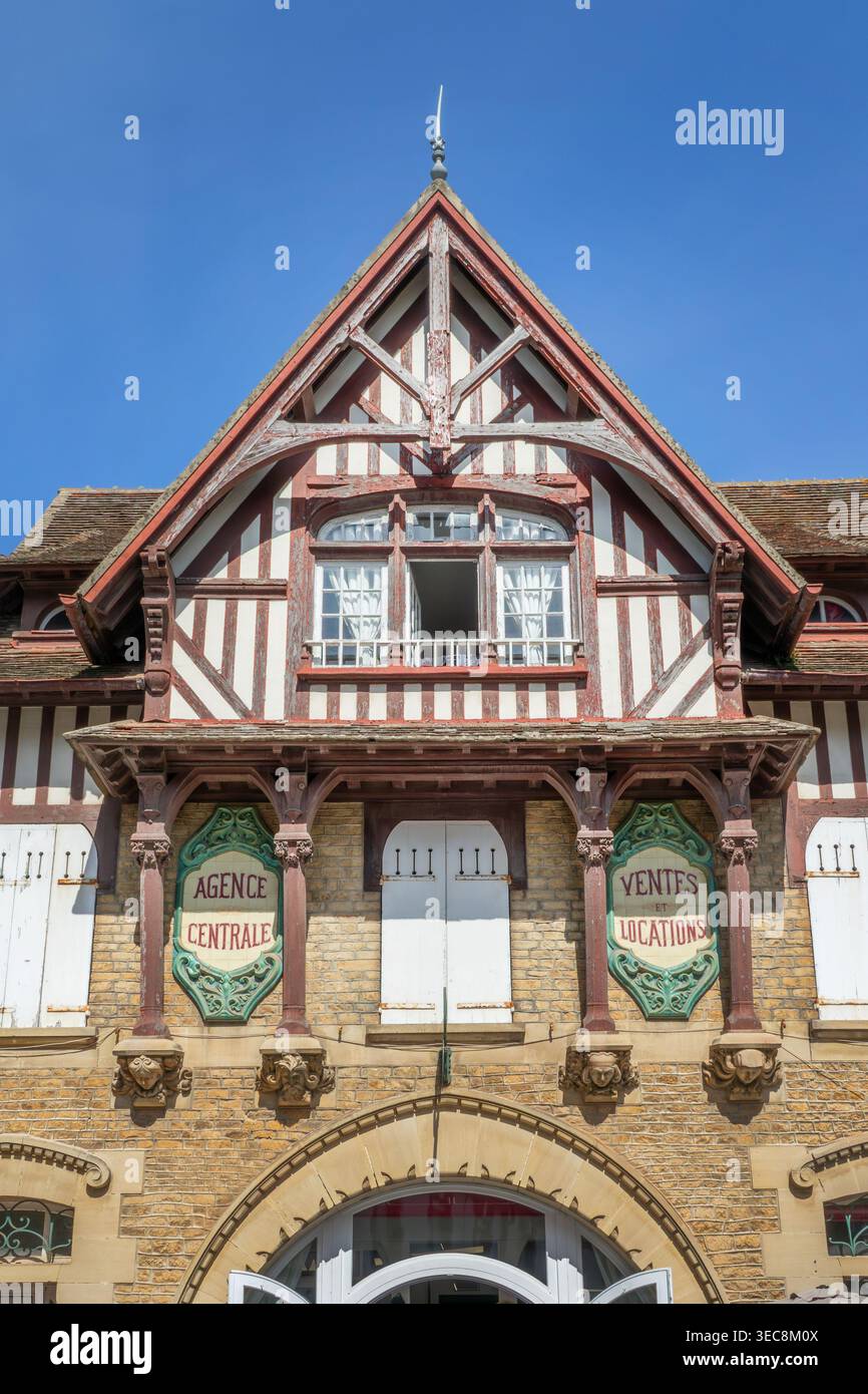Bella villa antica casa in legno e ex agenzia immobiliare, insegna vintage, affitto o vendita di case a Houlgate, Normandia, Francia Foto Stock