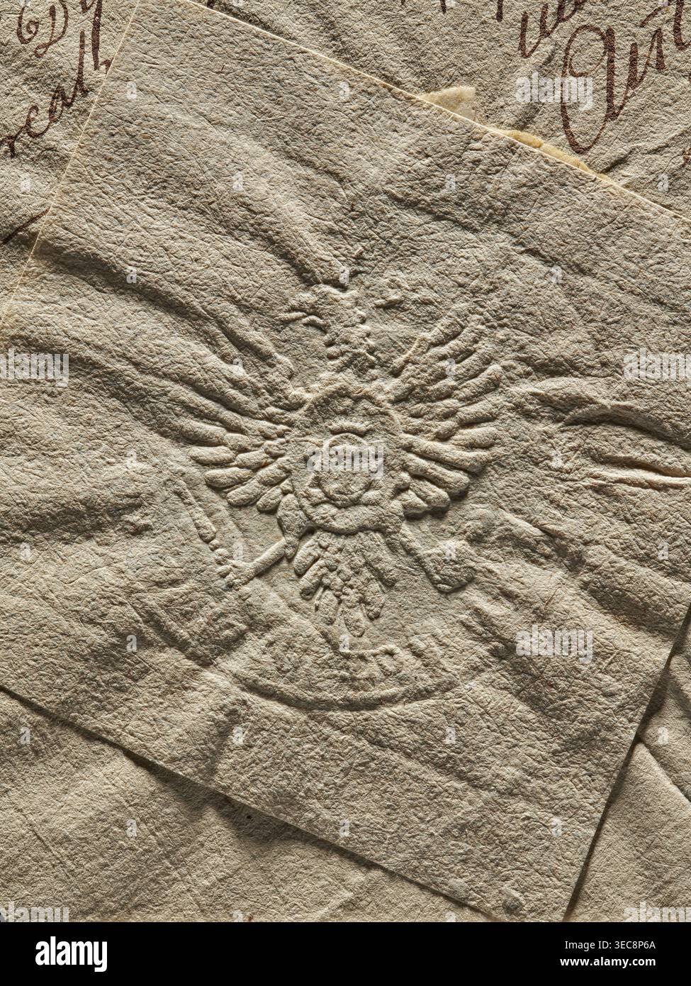 Sigillo della Confederazione del voivodato di Kraków. Impronta rotonda della foca: Un'aquila coronata con uno scudo ovale sul petto, che tiene in mano uno scettro e una sfera. Sullo scudo, uno scudo ovale coronato rosso con lo stemma della colonna, circondato da un nastro con un ordine posto sotto. Iscrizione sul bordo illeggibile. Il documento è un estratto dei registri della Confederazione del Voivodato di Kraków. 1793, Polonia. Vista ravvicinata di carta ruvida e increspata in tonalità beige e abbronzatura con un emblema rialzato in rilievo con un uccello simmetrico con ali allungate e piume a strati Foto Stock