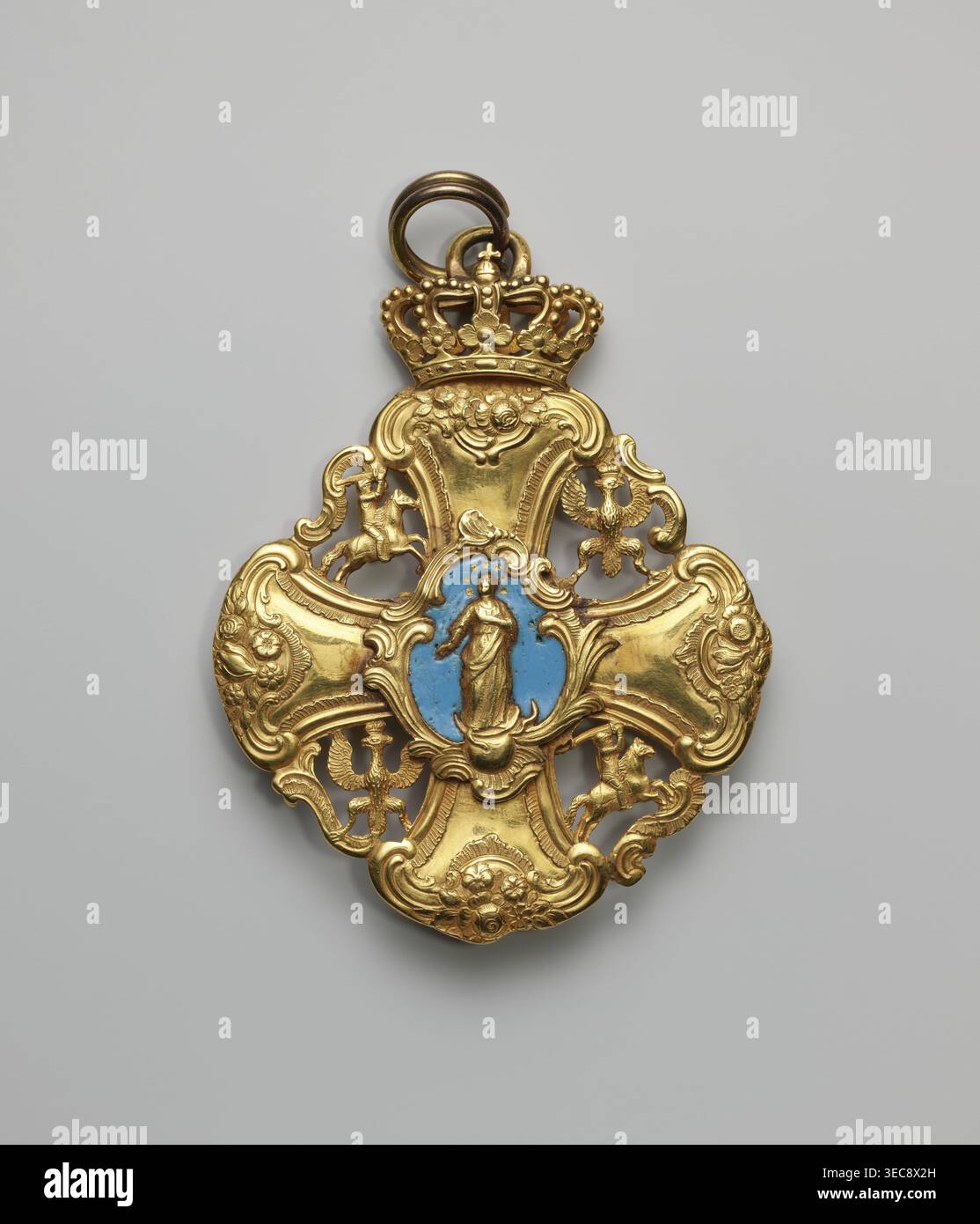 La Gran Croce dell'ordine delle Canonesse polacche di Varsavia, una croce armata di pari valore con una grande forma artistica barocca, il cui stemma forma le asce di uno stemma a quattro campi della Repubblica di Polonia. Gli spazi tra le braccia della croce, racchiusi da connettori arabeschi, formano campi in cui gli stemmi della Corona e della Lituania, l'Aquila e la coda sono alternativamente disposti araldicamente. Al centro, all'intersezione delle braccia, sul lato dritto, c'è una placca a forma di scudo con lo stemma di Korczak, il cui sfondo è in amaranto Foto Stock