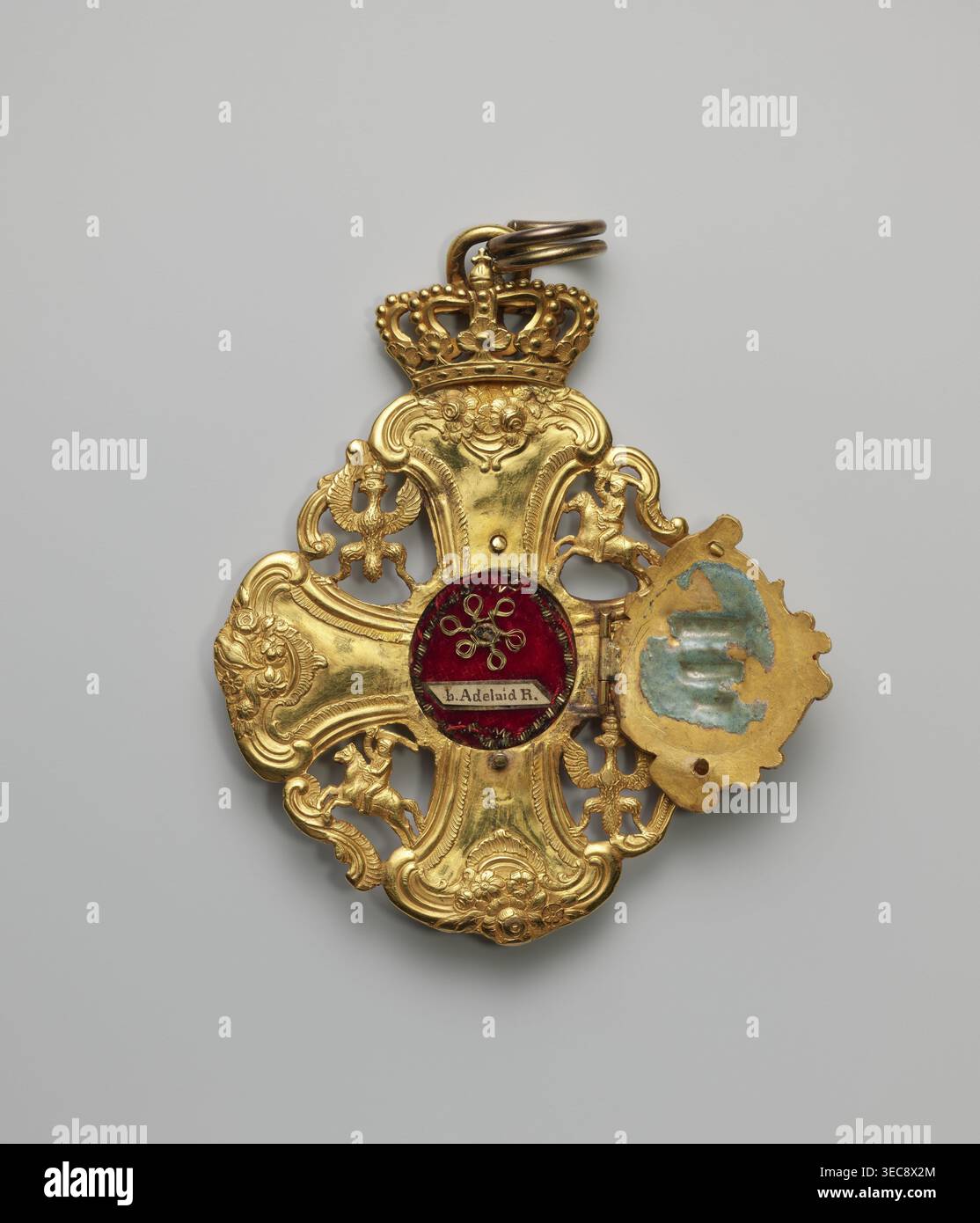 La Gran Croce dell'ordine delle Canonesse polacche di Varsavia, una croce armata di pari valore con una grande forma artistica barocca, lo stemma che forma gli assi di uno stemma a quattro campi della Repubblica di Polonia. Gli spazi tra le braccia, racchiusi da connettori arabeschi, formano campi contenenti stemmi aperti della Corona e della Lituania, l'Aquila e la coda alternativamente disposti araldicamente. Al centro sul dritto si trova una placca mobile a forma di scudo incernierata con lo stemma Korczak su uno sfondo smaltato amaranto; la placca ha due piccoli fori nella parte superiore e inferiore per i perni e il Foto Stock