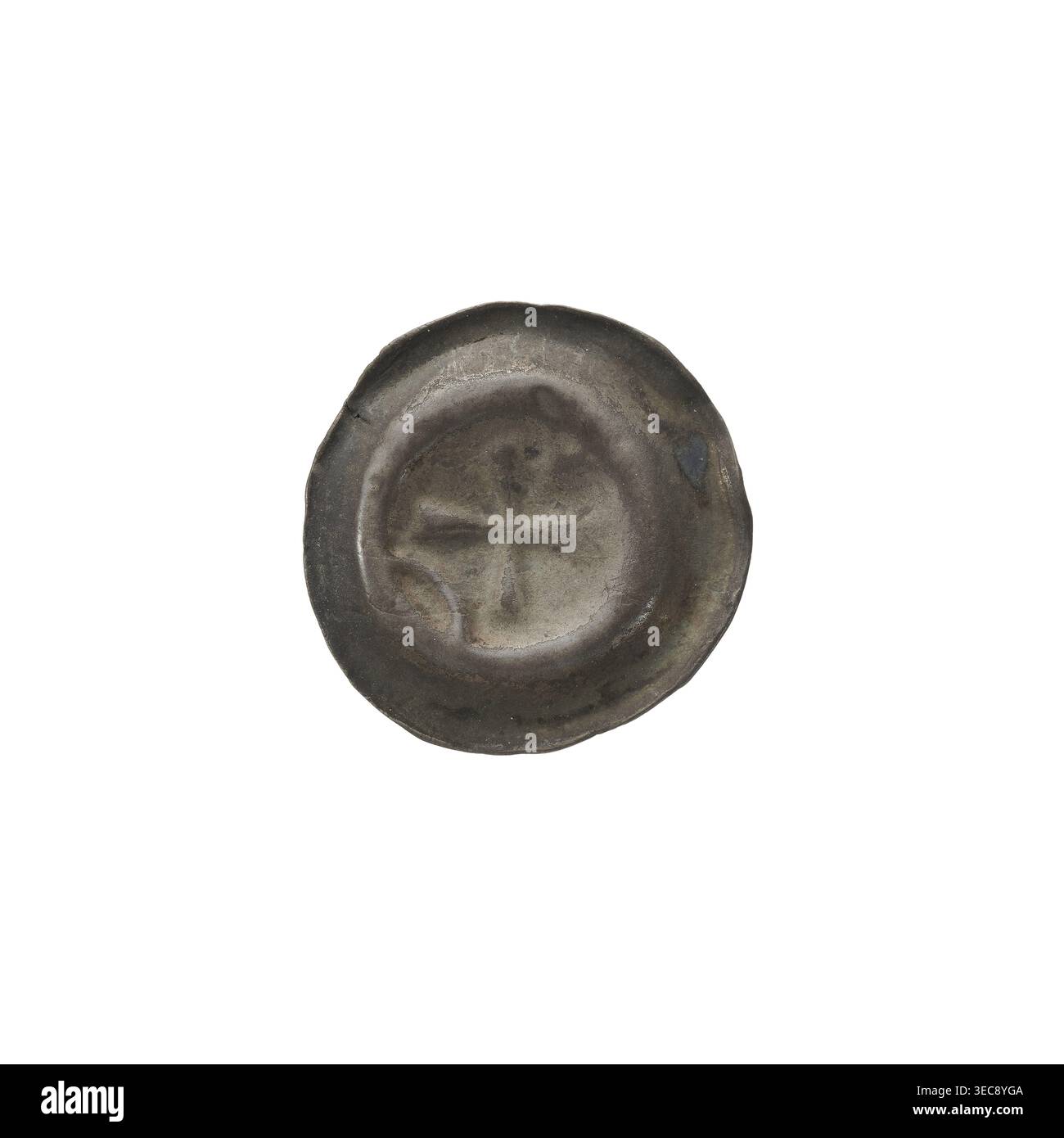 Denario (bratteato) con isoscele croce con bracci allargati; in un angolo tra le braccia una stella a sei punte, nell'angolo opposto una mezzaluna (luna); stelle; moneta a faccia unica; Cavalieri Teutonici; seconda metà del XIII secolo; moneta (una faccia); diametro 16,7 mm; peso 0,30 g., Un rotondo, piatto poco profondo con un bordo irregolare, che mostra una superficie usurata e un'area depressa centrale; l'oggetto mostra una gamma di colori tenui tra cui marrone scuro, grigio, marrone verdastro e sfumature di grigio bluastro, con sottili variazioni e patina sulla sua superficie. Foto Stock