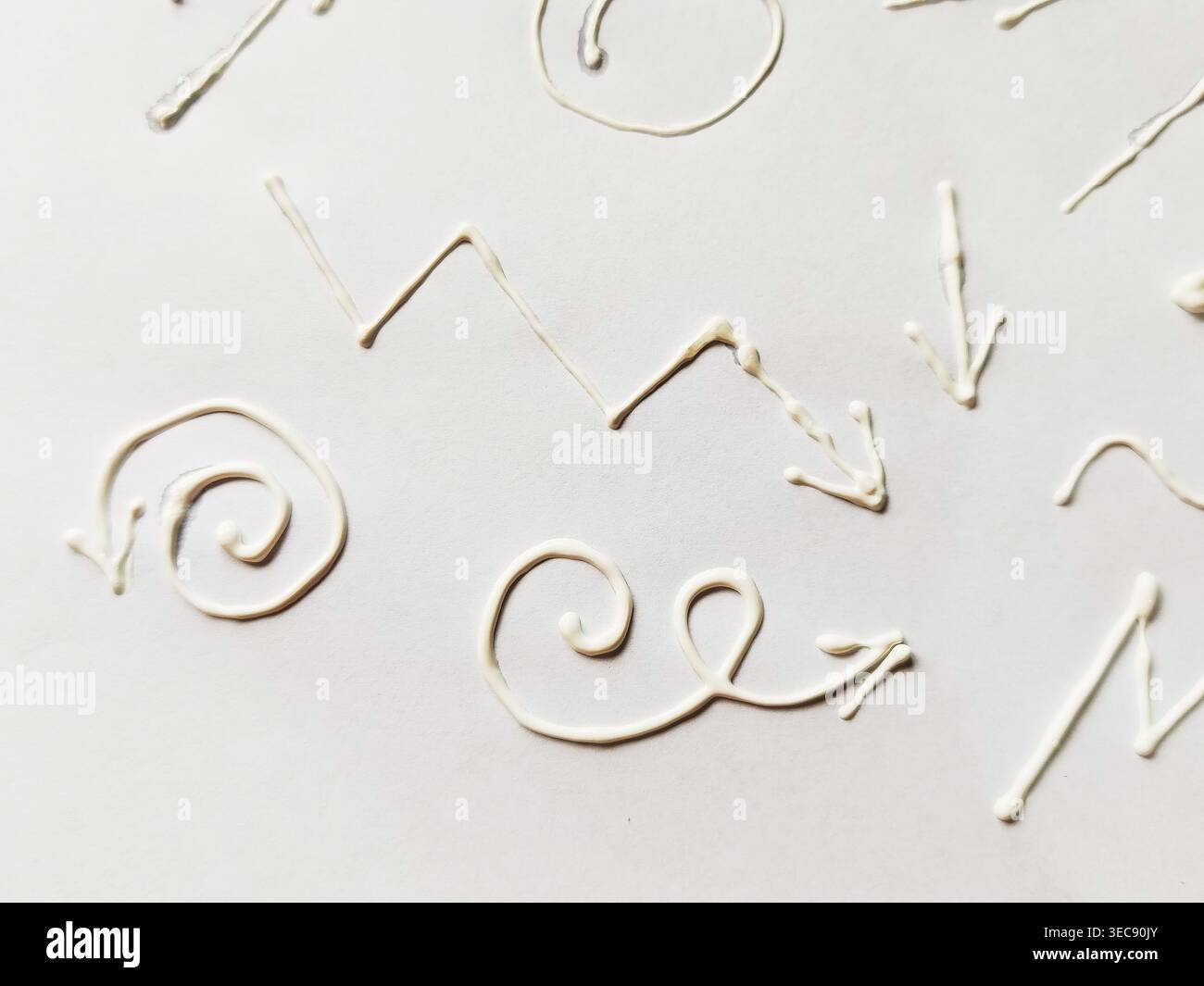 La crema bianca è sagomata in diversi motivi su una superficie liscia che fornisce spazio libero per il testo o altri progetti. Foto Stock