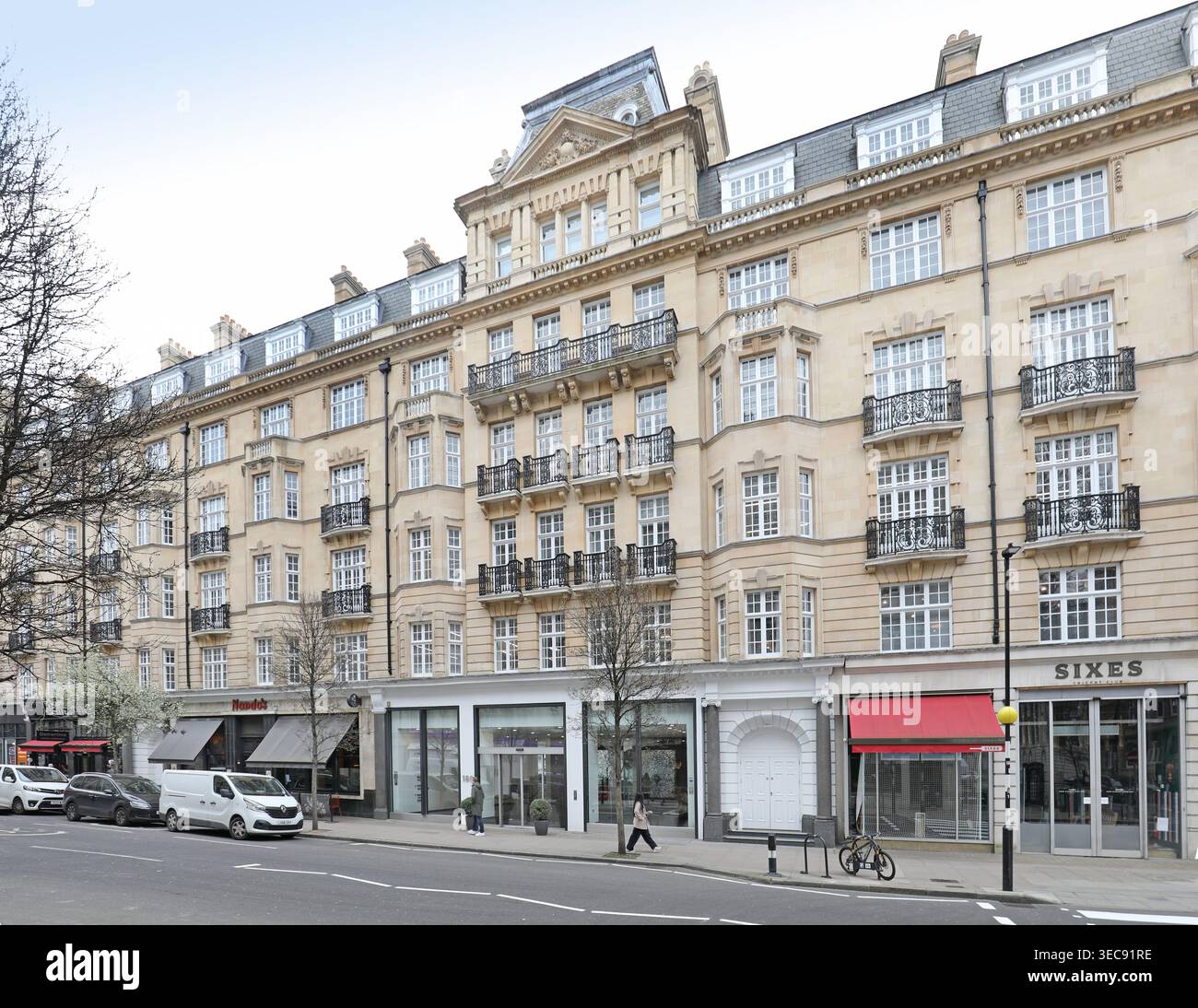 Edificio residenziale e al dettaglio recentemente rinnovato al 180 di Great Portland Street nel quartiere di Westminster, Regno Unito. Foto Stock