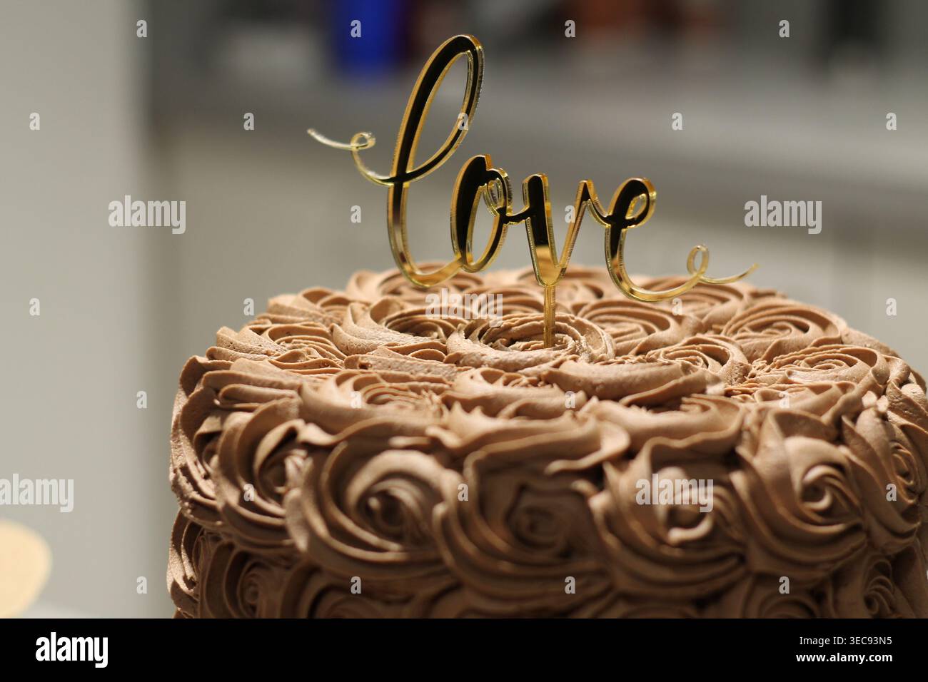 Torta nuziale al cioccolato a strati con glassa a spirale Foto Stock