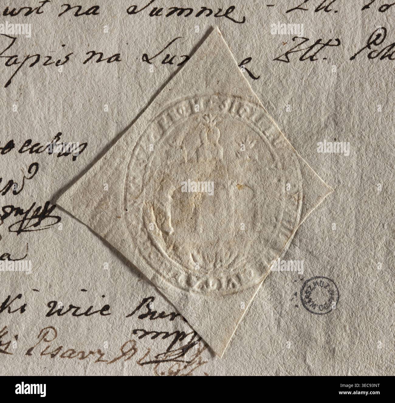 Impronta di sigillo ovale della città di Chęciny. Parete con tre portici; sopra la galleria centrale un vaso di fiori; sotto la parete un guscio. Iscrizione intorno al bordo: 'SIGILLUM, SAC. REGN., 1777'. Seal, Polonia; dimensioni 39,5 mm e 45 mm. L'immagine mostra un pezzo di carta invecchiato con segni d'inchiostro scritti a mano e una patch di carta a forma di diamante applicata al centro; la patch presenta un sigillo circolare goffrato con un design leggermente rialzato e bordi testurizzati. I colori visibili sono i toni beige e biancastro della carta, l'inchiostro marrone scuro della scrittura a mano e una piccola area di inchiostro grigio sbiadito da un rotondo Foto Stock