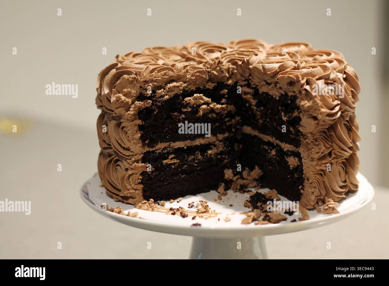 Torta nuziale al cioccolato a strati con glassa a spirale Foto Stock