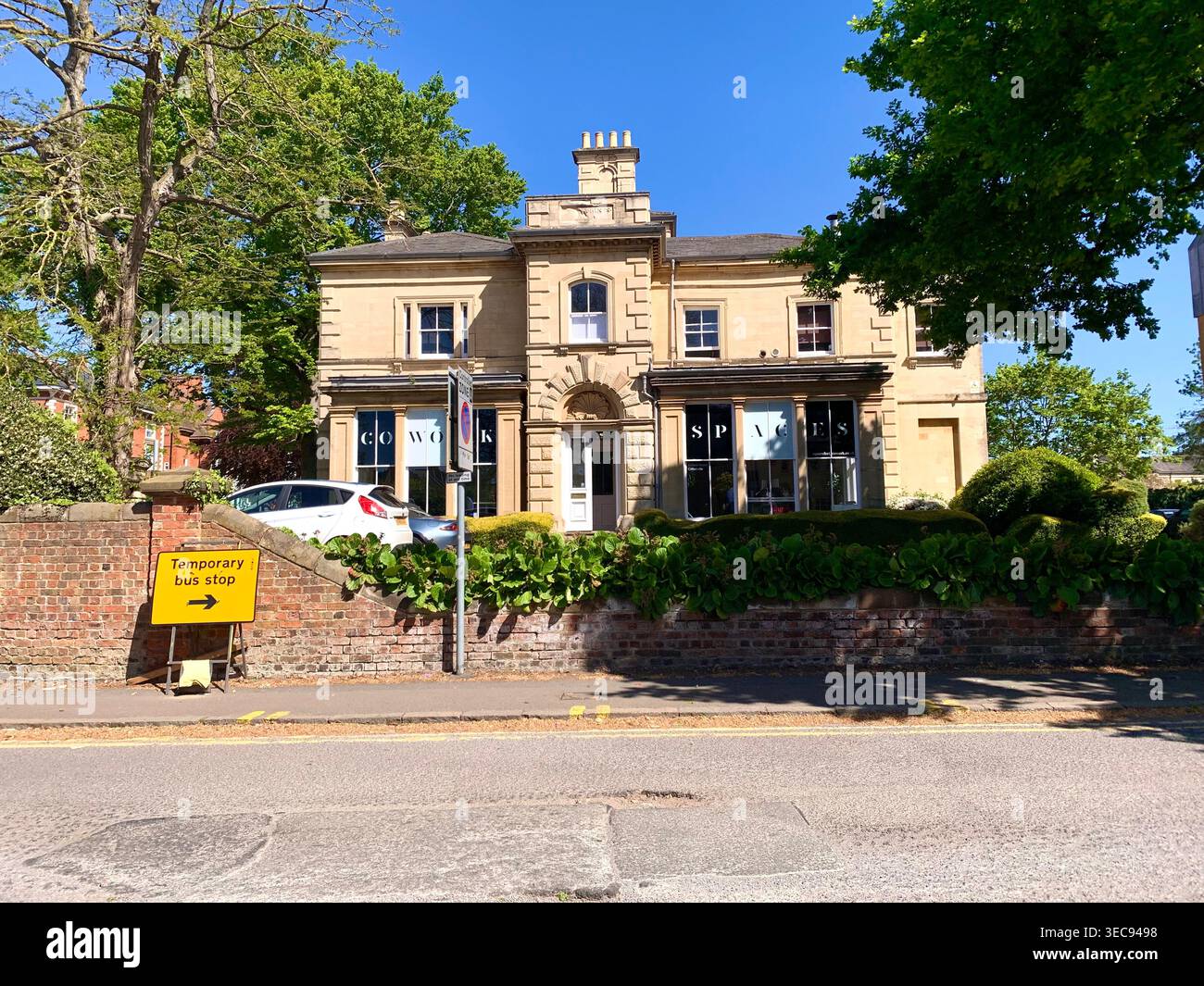 Residenza storica riutilizzata come spazio di coworking in una giornata di sole a Northampton, Inghilterra, opere d'arte, edificio in vecchio stile, segni di design vittoriano del Regno Unito - Immagine stock catturata con smartphone