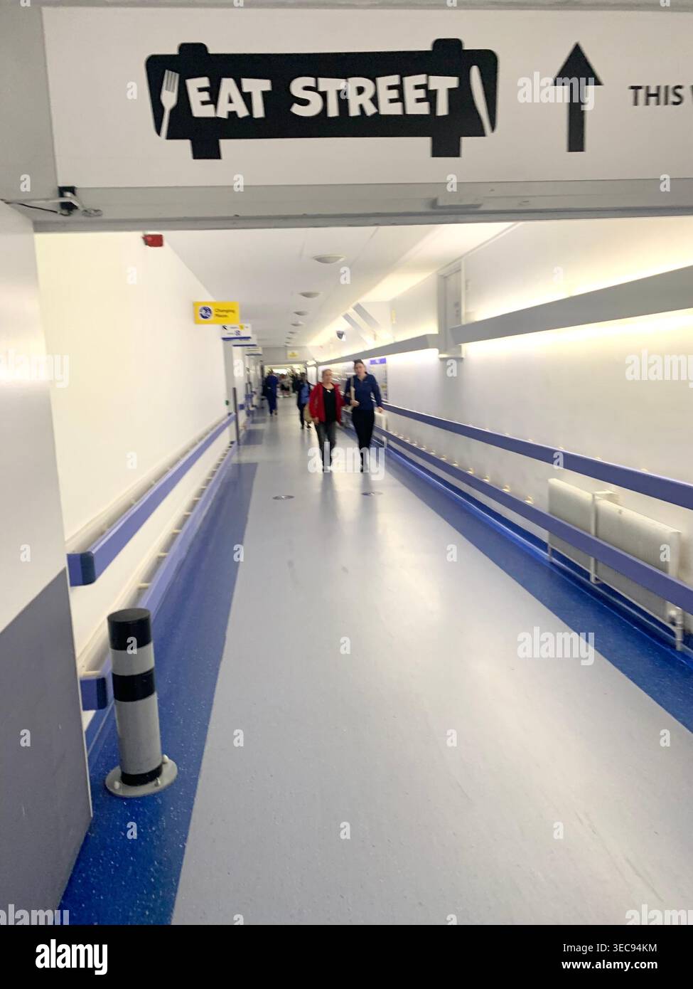 Vista esterna del Northampton General Hospital UK con visitatori e sedie a rotelle accesso visibile ingresso principale nuovo edificio zebra crossing - Immagine stock catturata con smartphone