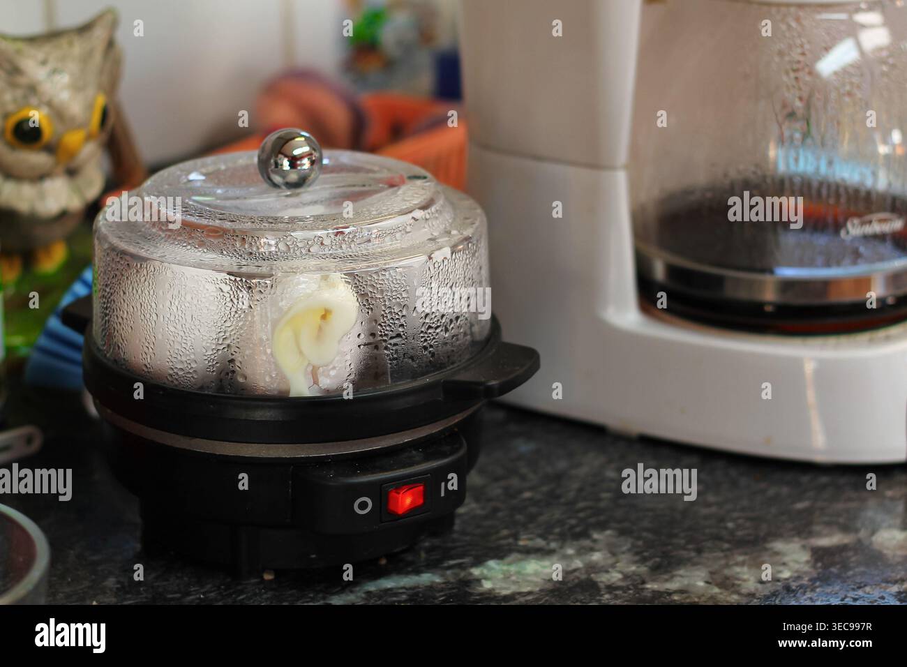 Uova al vapore e caffè nero per colazione Foto Stock