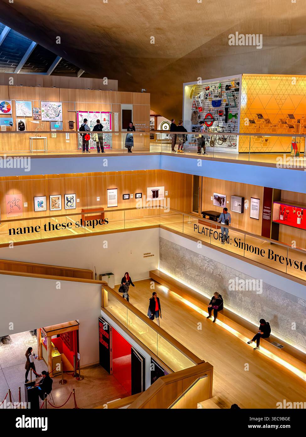 Persone che visitano il Design Museum, un museo dedicato al design contemporaneo fondato nel 1989 da Sir Terence Conran, situato a Kensington, Londra, Regno Unito Foto Stock