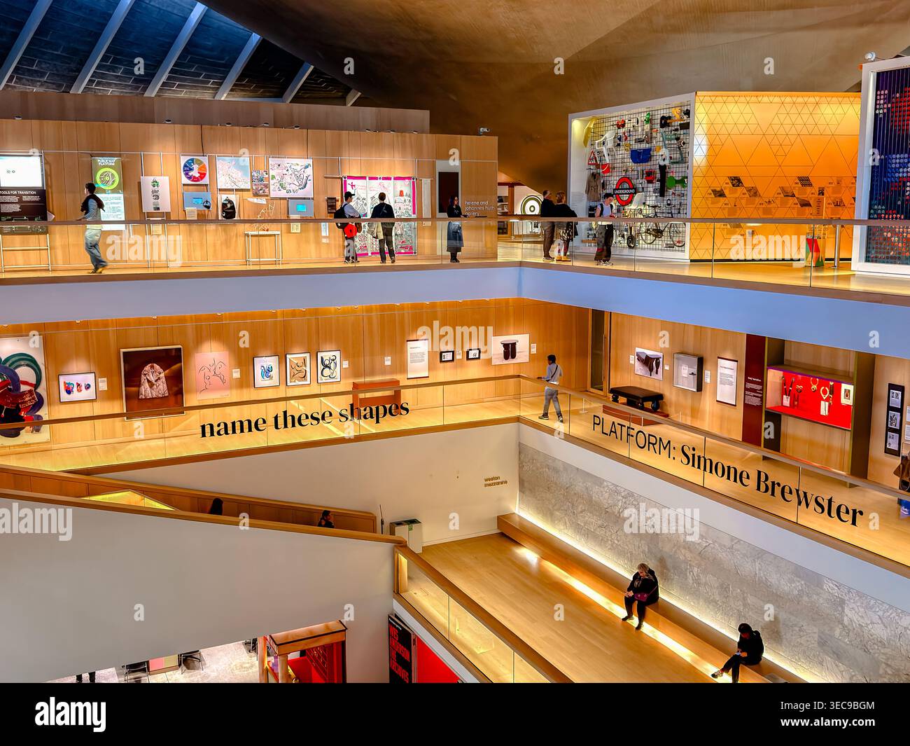 Persone che visitano il Design Museum, un museo dedicato al design contemporaneo fondato nel 1989 da Sir Terence Conran, situato a Kensington, Londra, Regno Unito Foto Stock