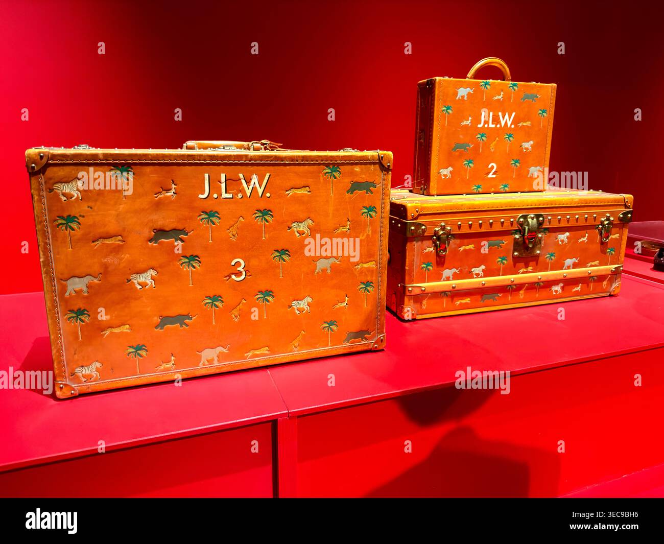 Valigie in pelle con monogramma, oggetti di scena del film "The Darjeeling Limited" in mostra alla Wes Anderson Exhibition al Design Museum di Londra Foto Stock
