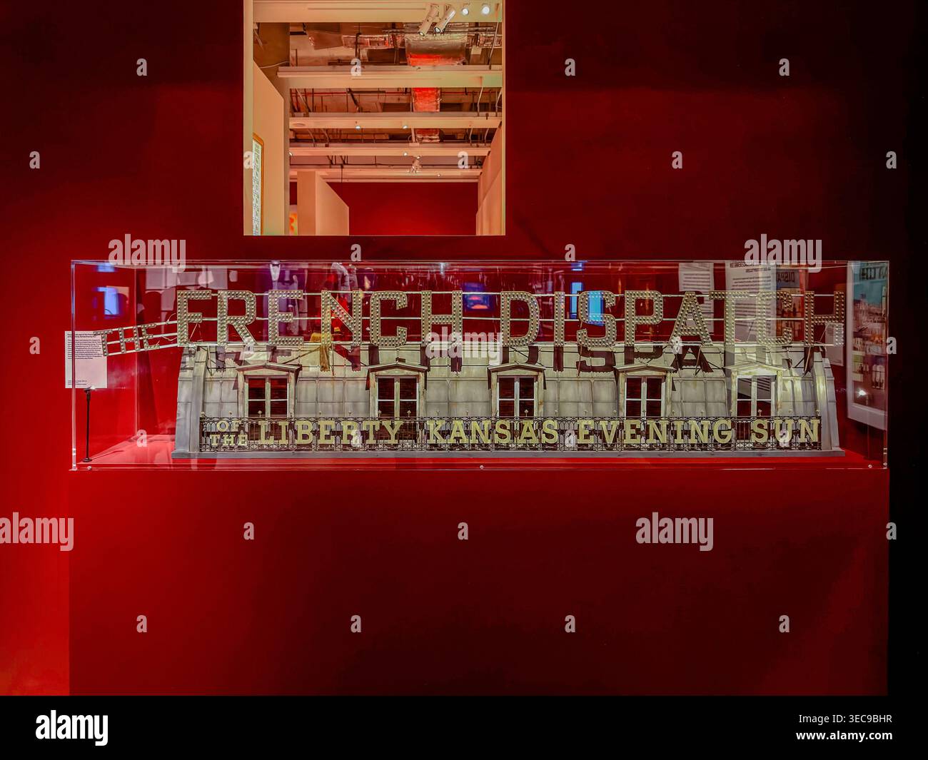 Un modello di un tetto parigino tratto dal film "The French Dispatch" in mostra alla Wes Anderson Exhibition al Design Museum di Londra Foto Stock