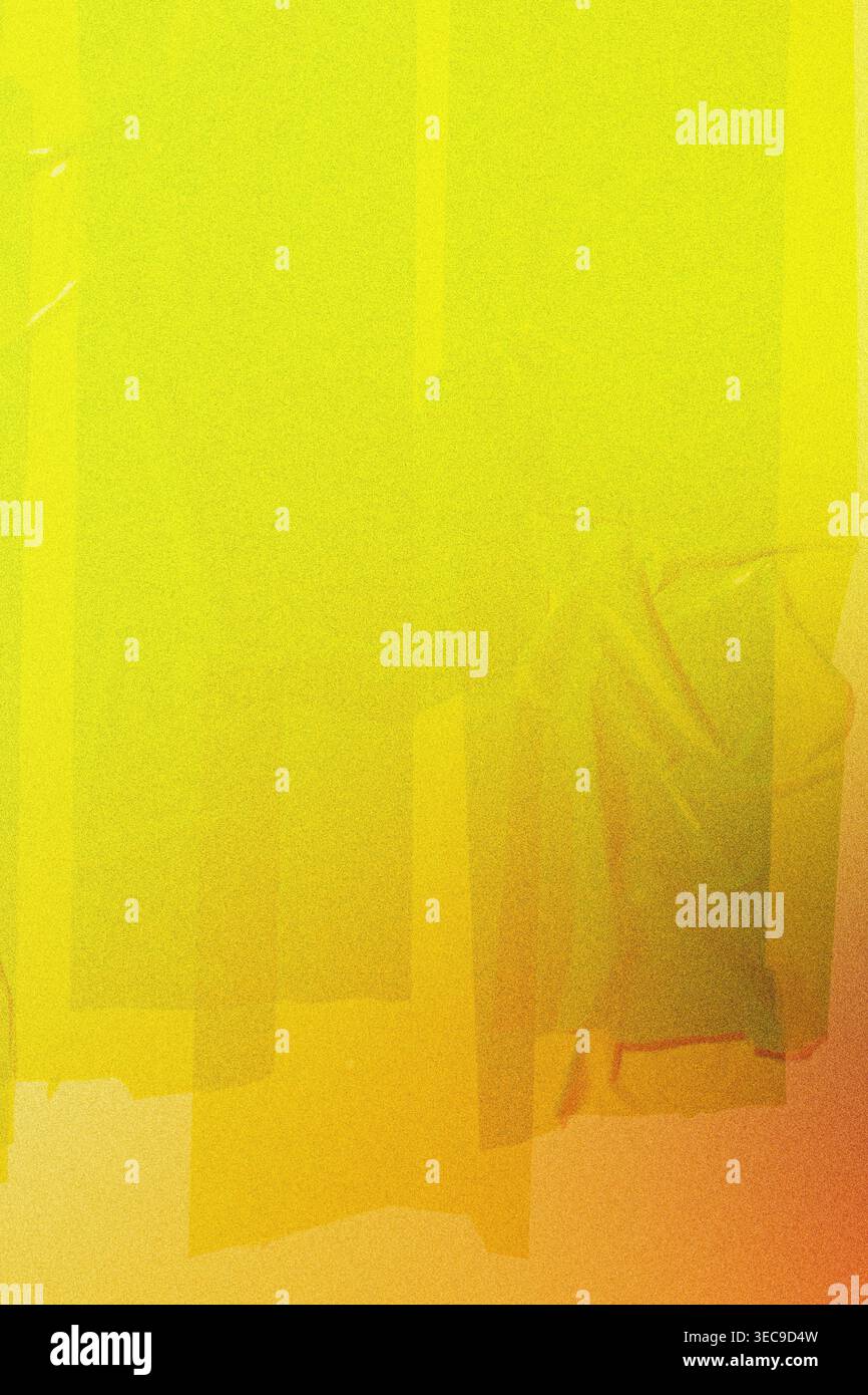 Texture di sfondo sfumato giallo e arancione astratto con linee e dettagli della carta increspati che creano un motivo vibrante, un leggero effetto granulosità Foto Stock