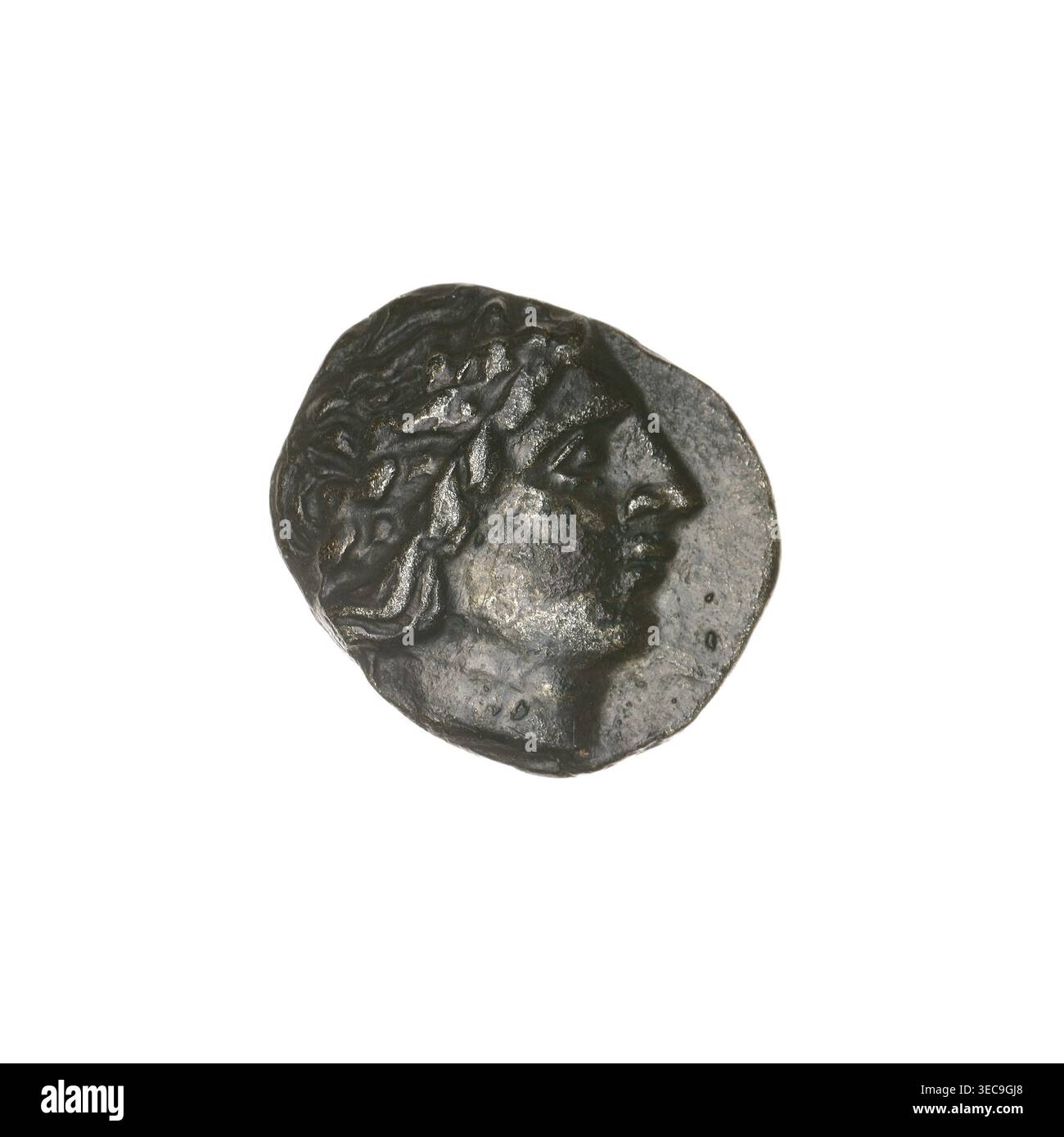 Dracma, pantikapaion, orecchie di mais, protoma di un grifone (iconografico), testa di Apollo (iconografico), Mar Nero, griffini, Apollo (mitologia), piante; dritto: testa di Apollo in una corona d'alloro a destra; rovescio: protoma di un grifone dalla testa di aquila a sinistra, sotto di esso un orecchio di mais a sinistra, lettere ai lati e in alto; 270–201 a.C., Bosforo Cimmerio, Pantikapaion, moneta, peso 2,05 g, asse 60 gradi, diametro 14 mm x 15,1 mm, oggetto rotondo metallico scuro con superficie irregolare che mostra il profilo rialzato di una testa rivolta a destra, con capelli testurizzati e caratteristiche del viso; il Foto Stock