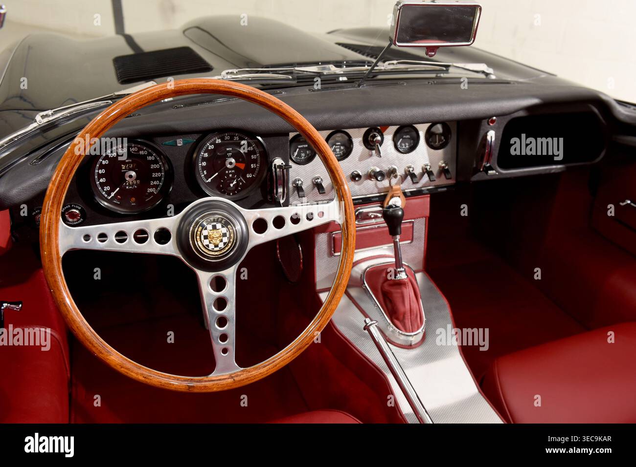 Auto sportiva Jaguar e-Type con interni in pelle rossa e volante in legno. Foto Stock