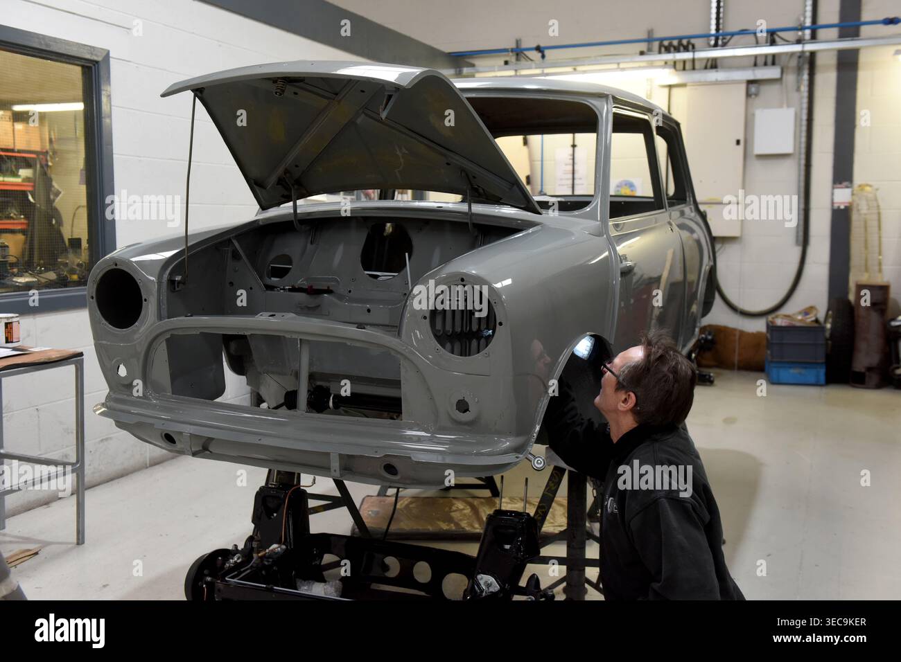 Austin Mini car anni '1960 in fase di restauro Foto Stock
