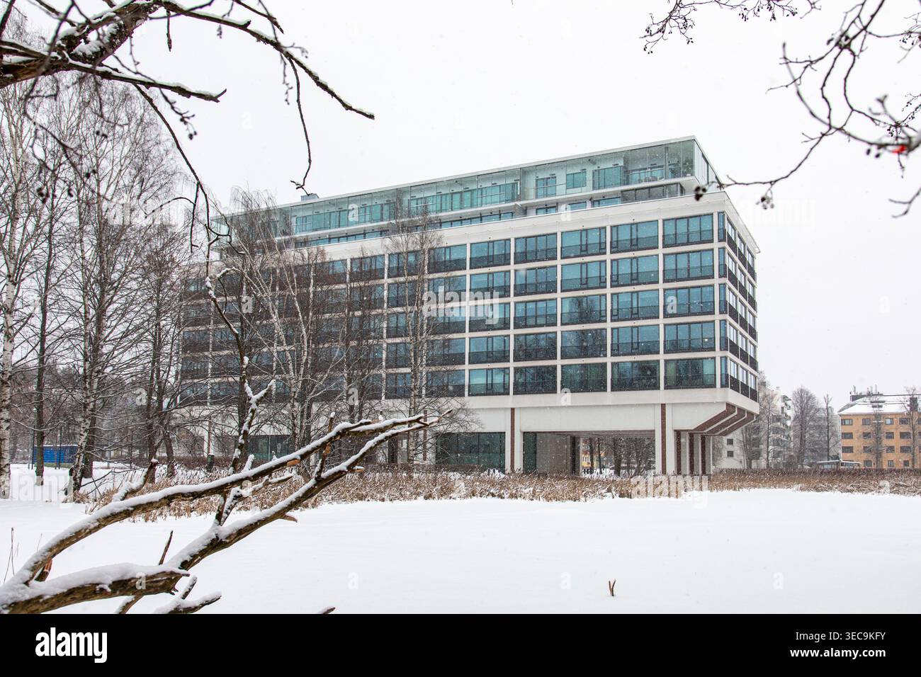 Ex sede centrale della KONE convertita in edificio residenziale nel quartiere Munkkiniemi di Helsinki, Finlandia Foto Stock