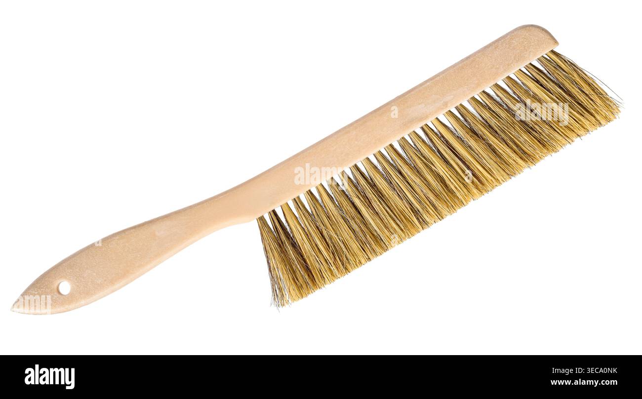 Spazzola manuale in legno con setole naturali dense isolate su sfondo bianco. Utensile di pulizia versatile adatto per l'uso domestico o in officina Foto Stock