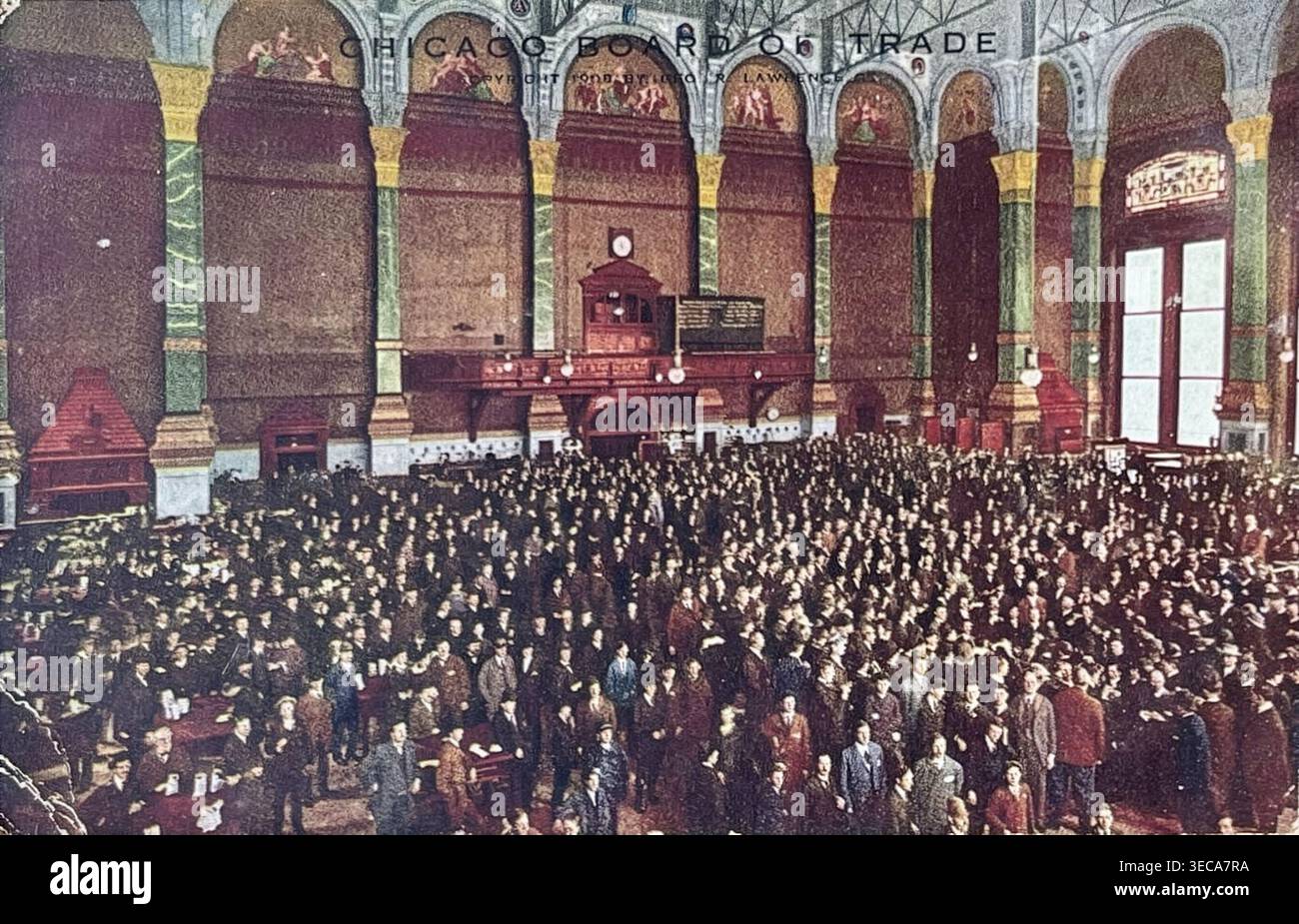 Cartolina litografica a colori del trading floor presso il Chicago Board of Trade di Chicago, Illinois, 1908. Una folta folla di commercianti maschi occupa la vasta sala interna sotto arcate ornate e murales classici decorativi. Foto Stock