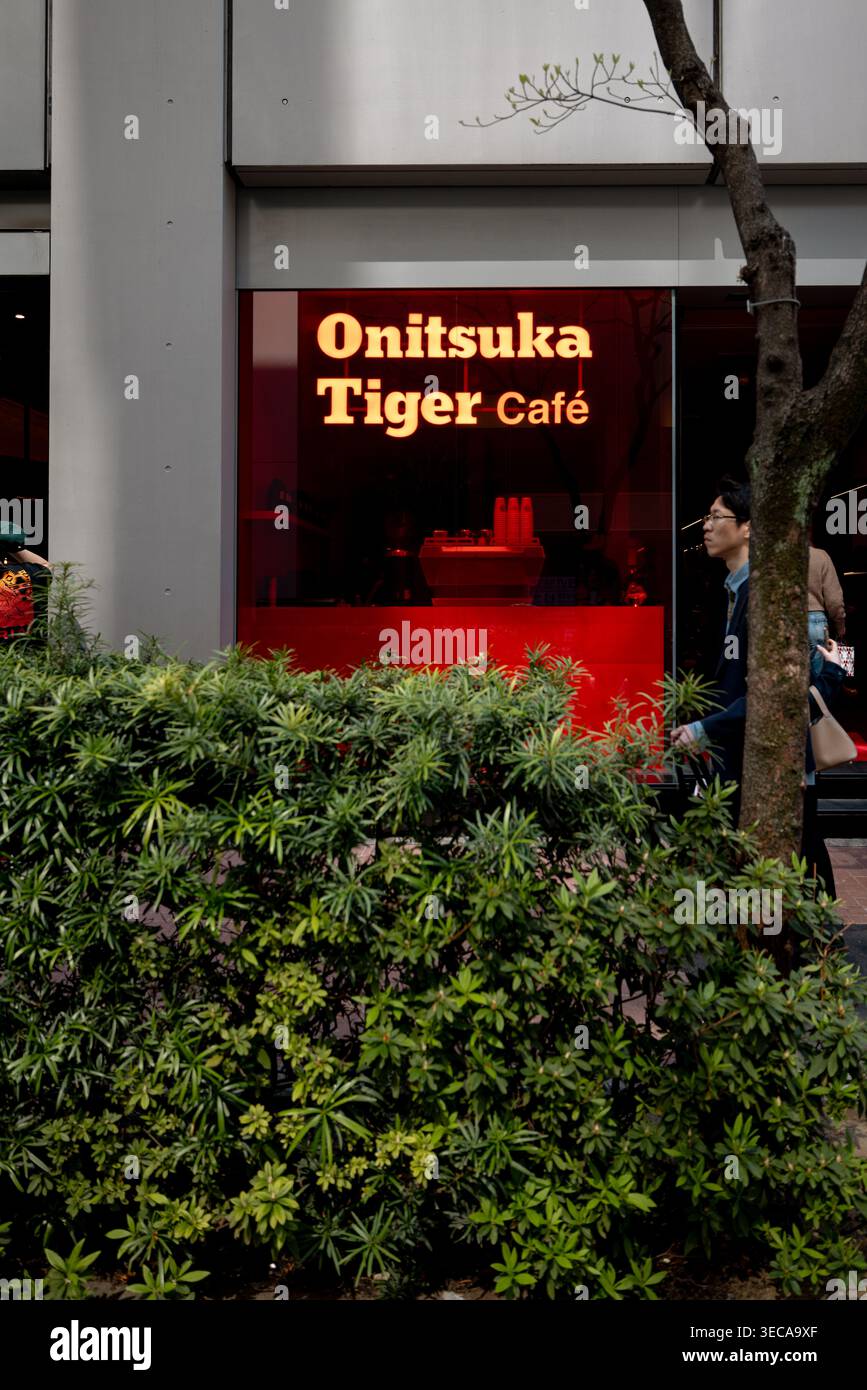 Vetrina del negozio Onitsuka Tiger Cafe a Tokyo, Giappone Foto Stock