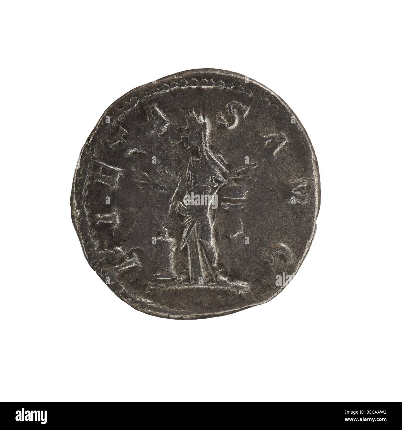 Denario di Elagabalo (regno 218-222). Dritto: IVLIAMAESAAVG — busto drappeggiato di Julia Maesa rivolto a destra, bordo perla. Rovescio: PIETÀ SAVG - Pietas si erge in posizione verticale, testa girata a sinistra, mano destra estesa sopra un altare ai suoi piedi, mano sinistra con un ciborio, bordo perlato. Data: 218–223. Impero Romano (27 a.C.–476). Moneta: Diametro 18,0 mm, peso 2,85 g., moneta circolare in metallo grigio scuro con bordi rialzati usurati e bordo leggermente irregolare, che mostra un debole rilievo di una figura eretta avvolto da abiti che scorrono al centro; la figura appare in profilo o vista di tre quarti ed è circondata da Foto Stock