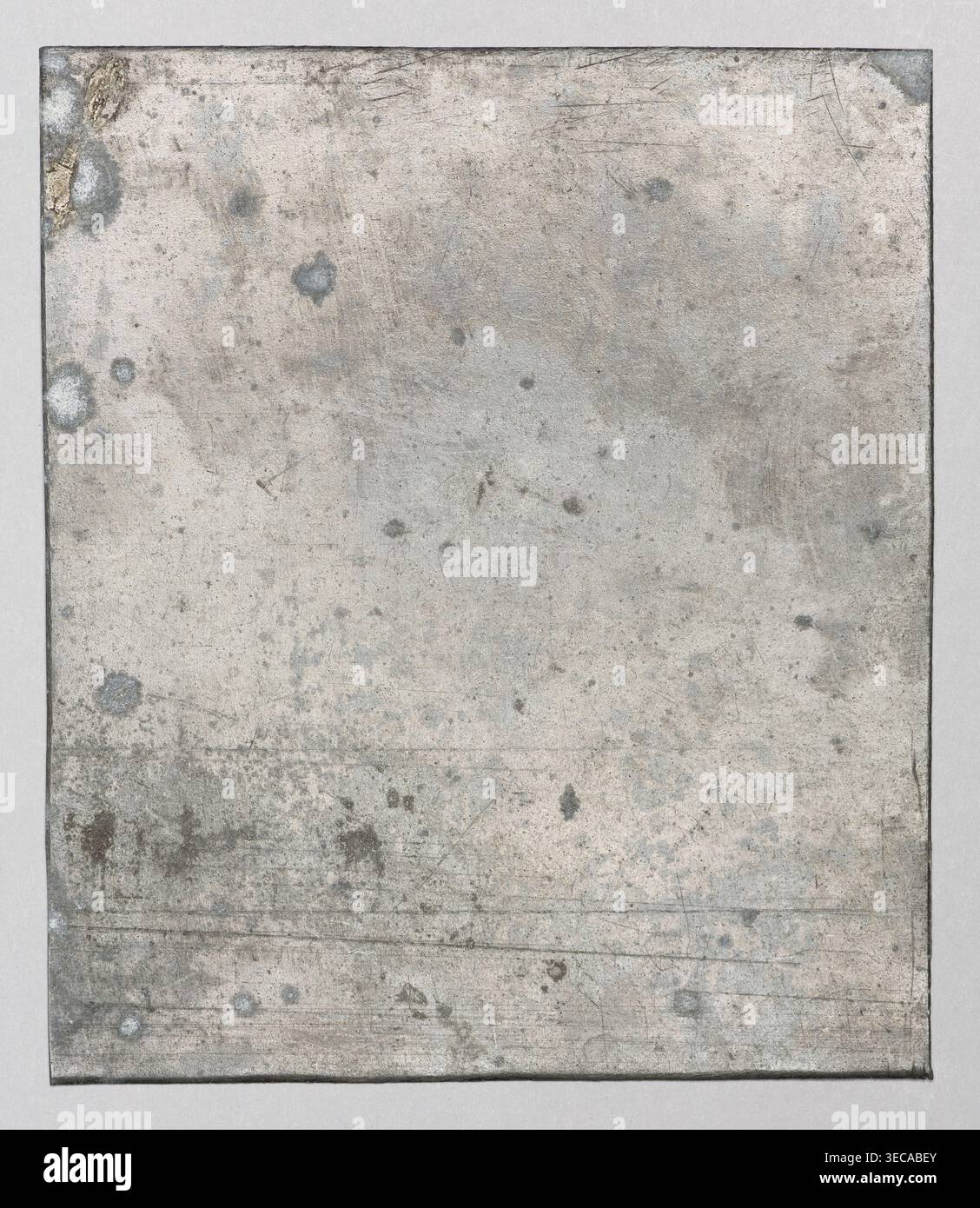Una strada in una città medievale; Feliks Jabłczyński (1865-1928), artista grafico; case di proprietà, paesaggi, paesaggi urbani, studi architettonici, vedute, strade, torri; vedute architettoniche delle città; grafica polacca; stile gotico; ca. 1924; Varsavia; matrice grafica/piastra grafica; altezza 10 cm, larghezza 8,7 cm, Un foglio rettangolare con una superficie usurata e macchiata che mostra una gamma di grigi e bianchi bianchi bianchi, con alcune macchie grigie più scure e macchie sparse su di esso e alcune sottili macchie grigio-bluastro; il foglio presenta graffi e segni di rigatura deboli, un bordo stretto leggermente più scuro intorno ai bordi e un piccolo Foto Stock