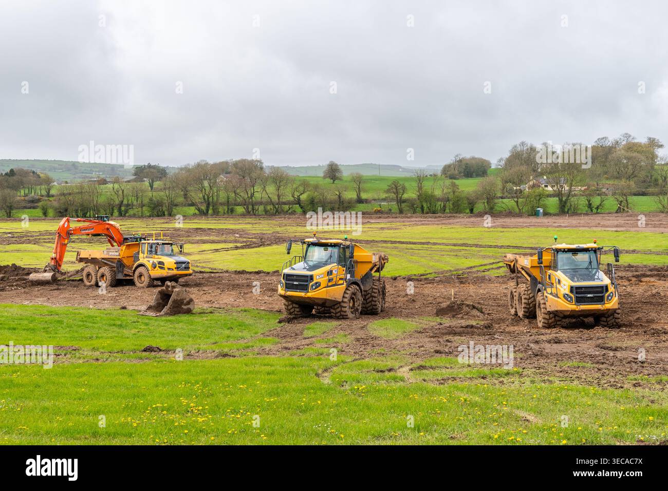 Vari macchinari pesanti per lo spostamento della terra su un cantiere a West Cork, Irlanda. Foto Stock