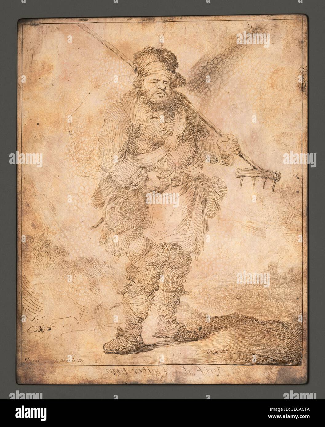 Ebreo di Amsterdam, Płoński, Michał (1778-1812), grafico; studi di figure di tipi umani maschili—ebrei, lavoratori—mostrando strumenti, cappelli, barbe; 1802, Amsterdam; matrice grafica/placca grafica; altezza 17,3 cm, larghezza 13,2 cm, Un disegno in tonalità seppia su un foglio rettangolare con un bordo più scuro mostra un uomo barbuto in piedi che indossa un cappello di pelliccia e un abbigliamento a strati, tra cui una giacca sciolta, una fascia avvolta e pantaloni larghi infilati in stivali rugosi; tiene uno strumento simile a un rastrello a manico lungo su una spalla e una cintura o cinghia con l'altra mano, e la sua espressione appare neutra; lo sfondo testurizzato Foto Stock